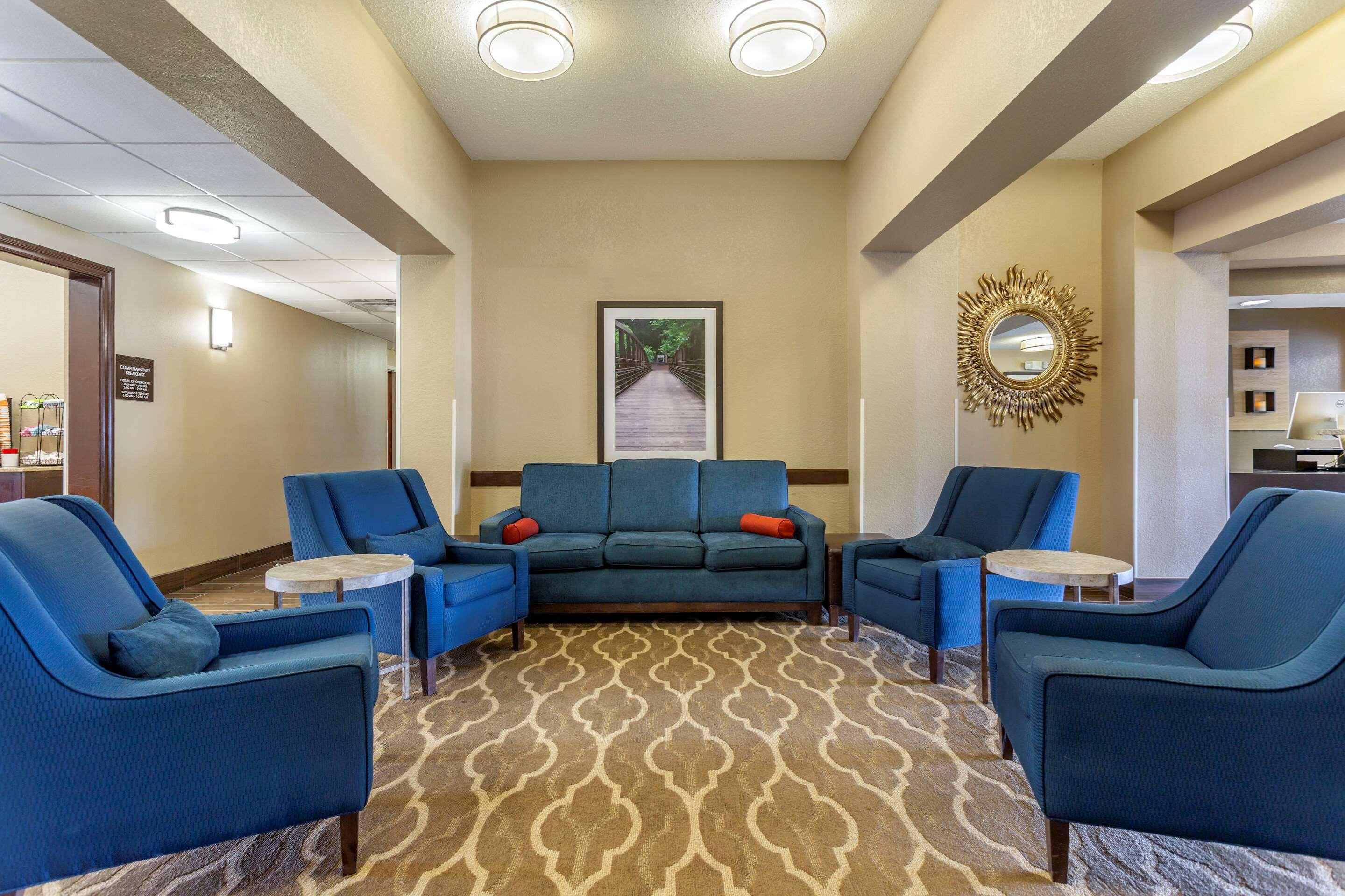 Comfort Inn & Suites — photo 4