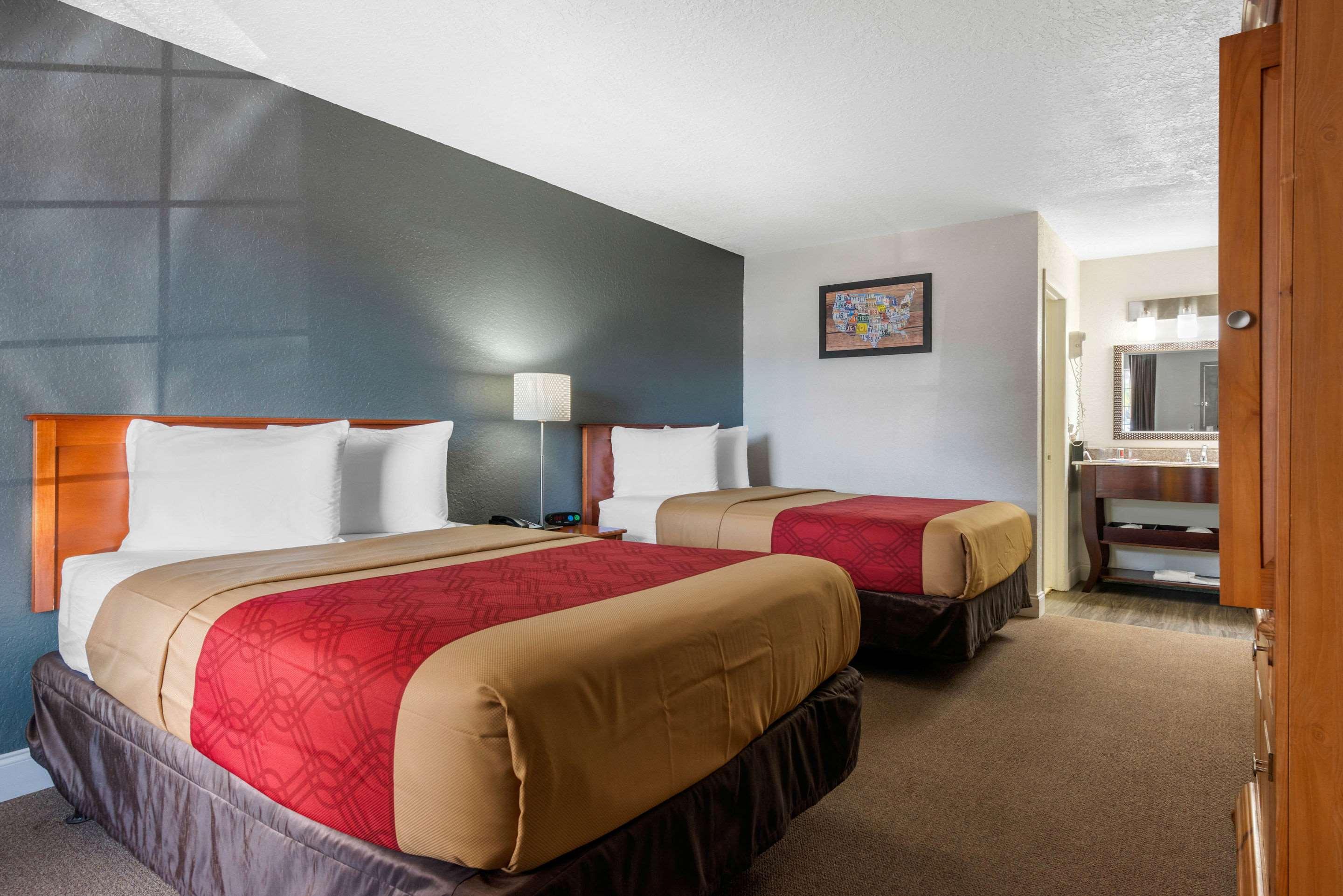 Econo Lodge Airport at RJ Stadium — photo 5
