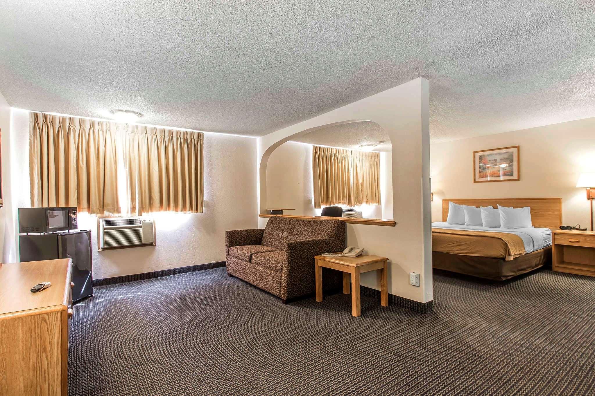 Econo Lodge  Inn & Suites — photo 3