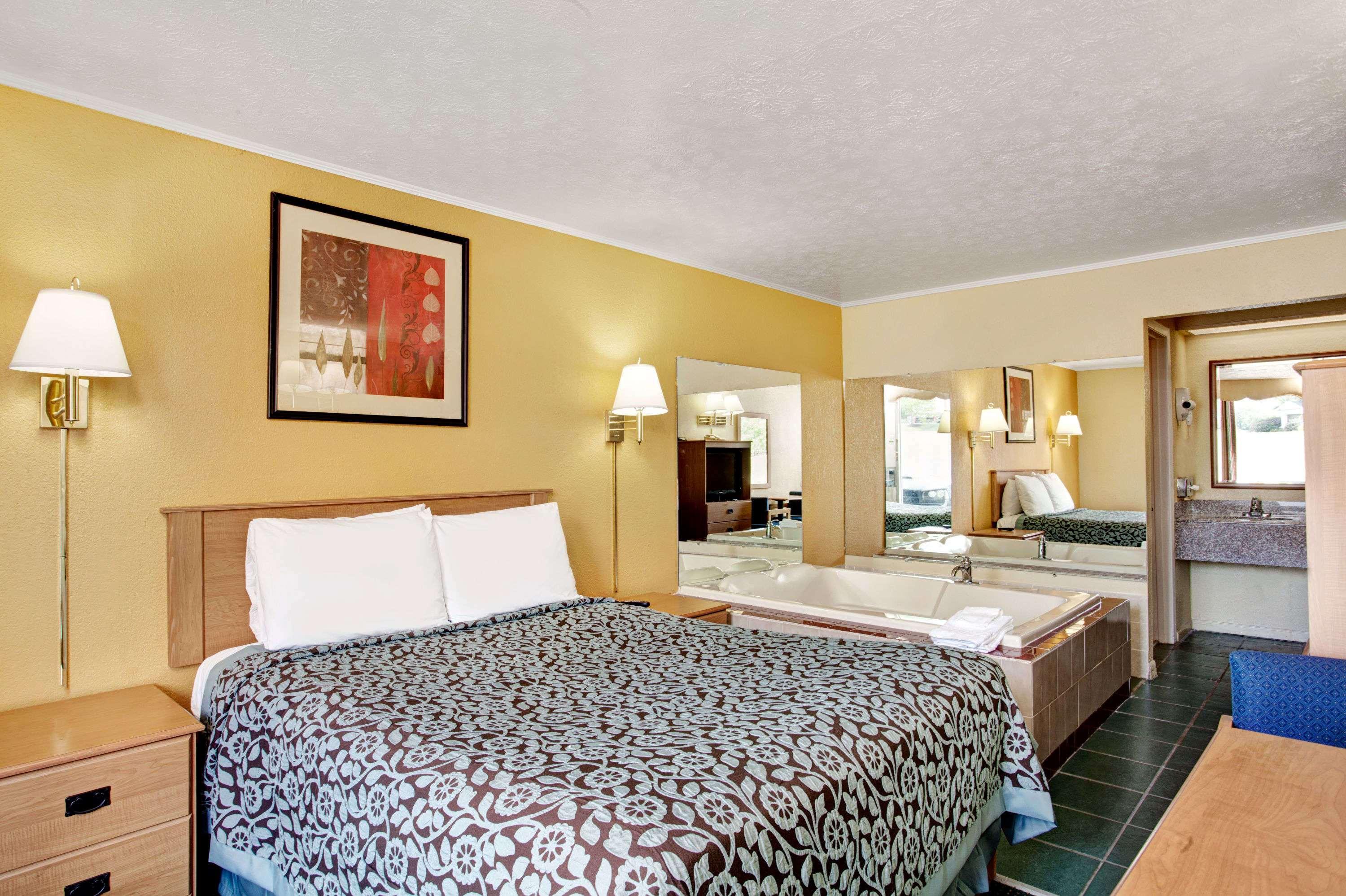 Days Inn by Windham Knoxville West — photo 5