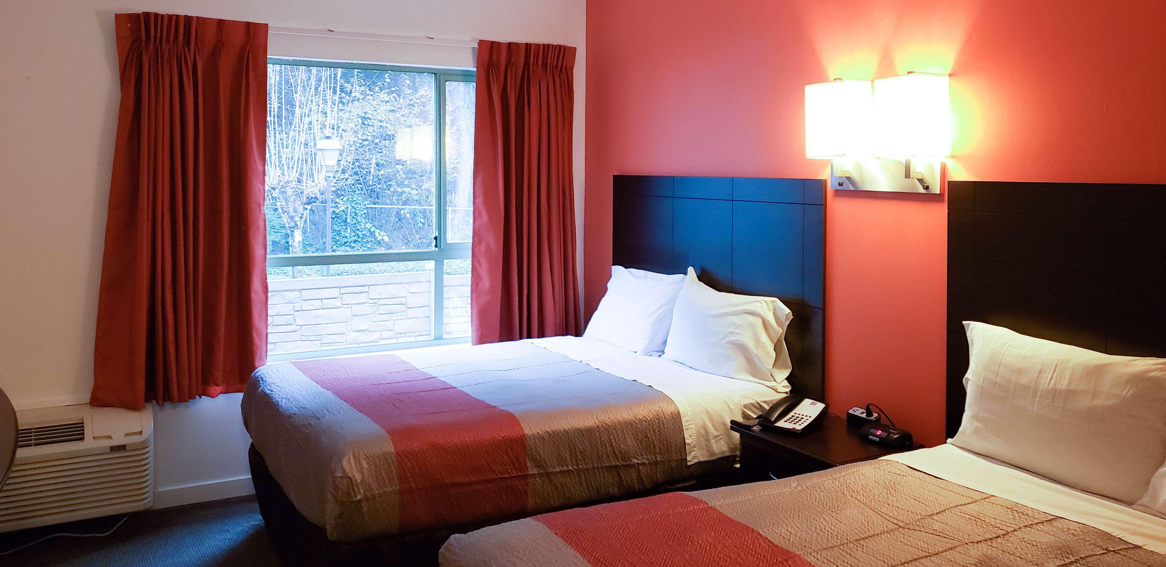 Motel 6 Surrey — photo 4