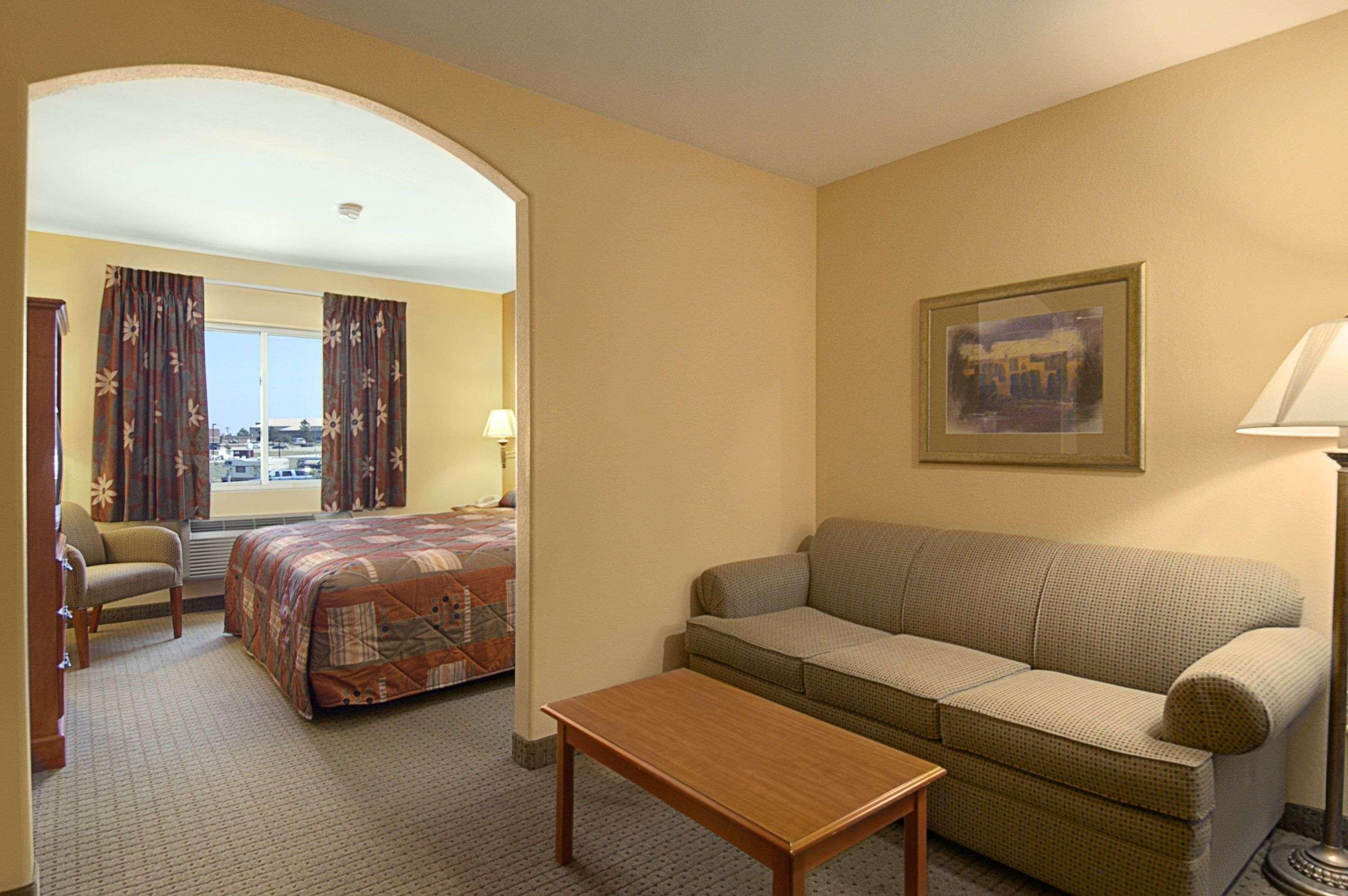 Super 8 by Wyndham Topeka at Forbes Landing — photo 4