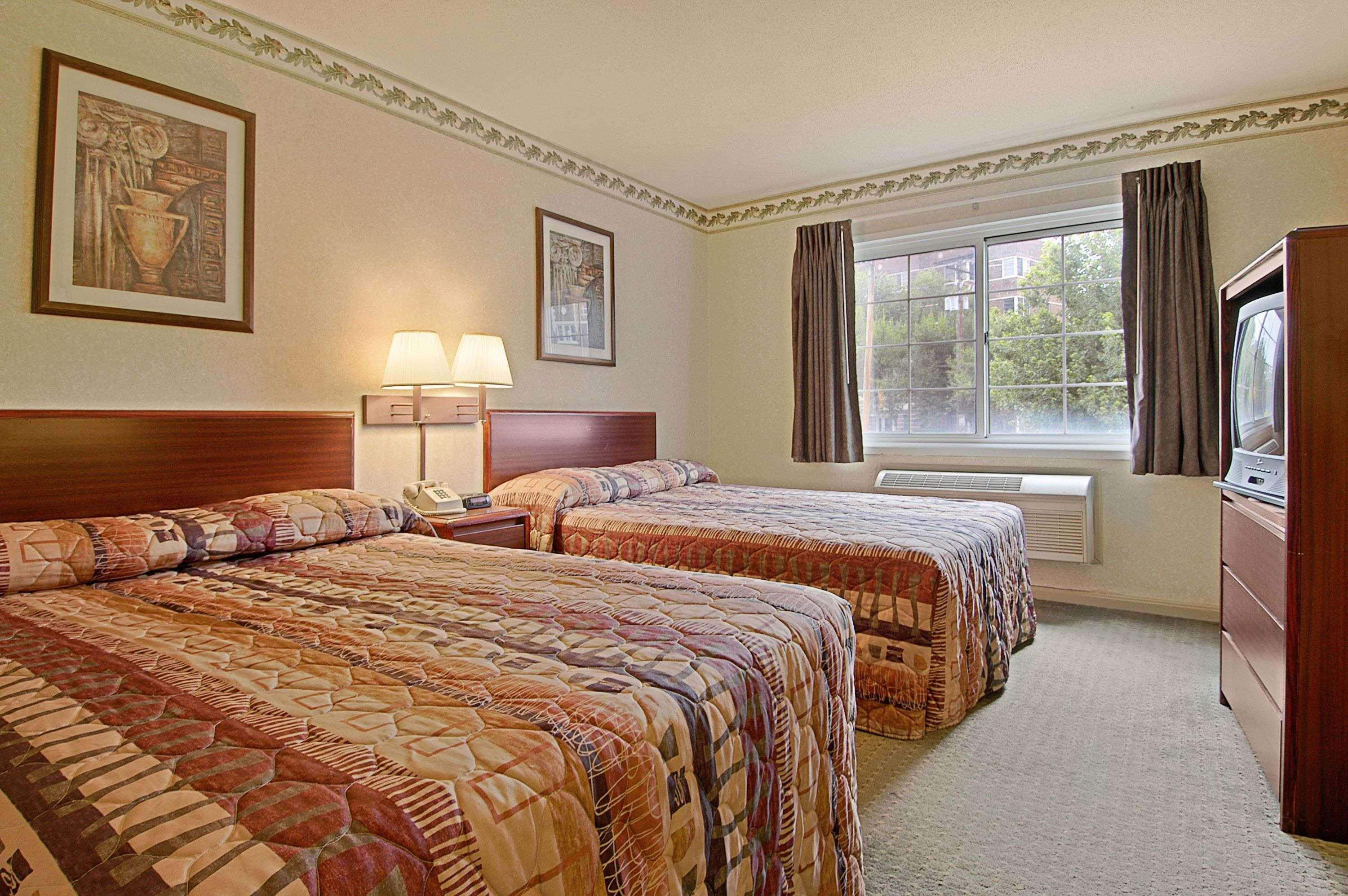 Days Inn Cleveland Lakewood — photo 4