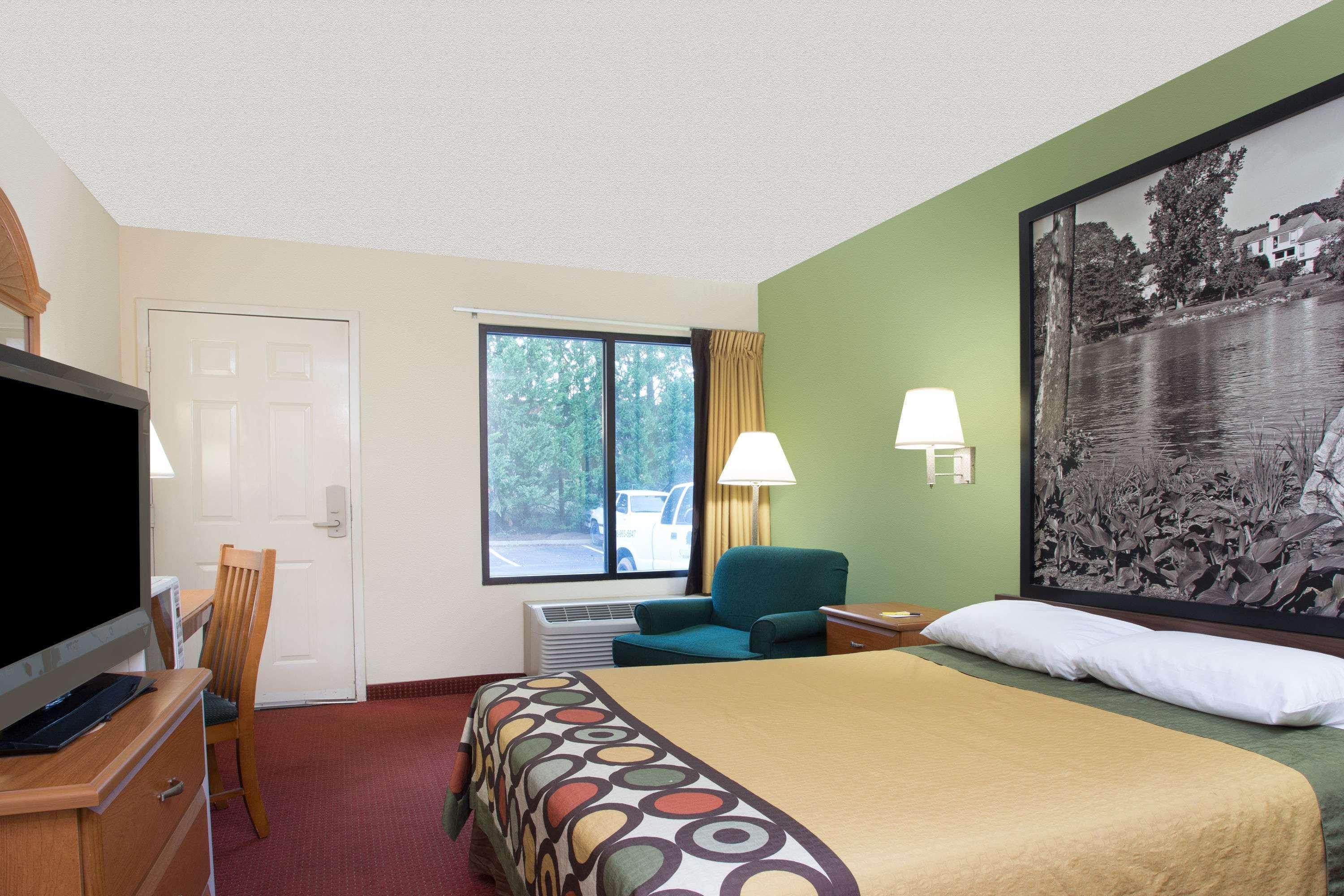 Super 8 by Wyndham Lavonia — photo 4