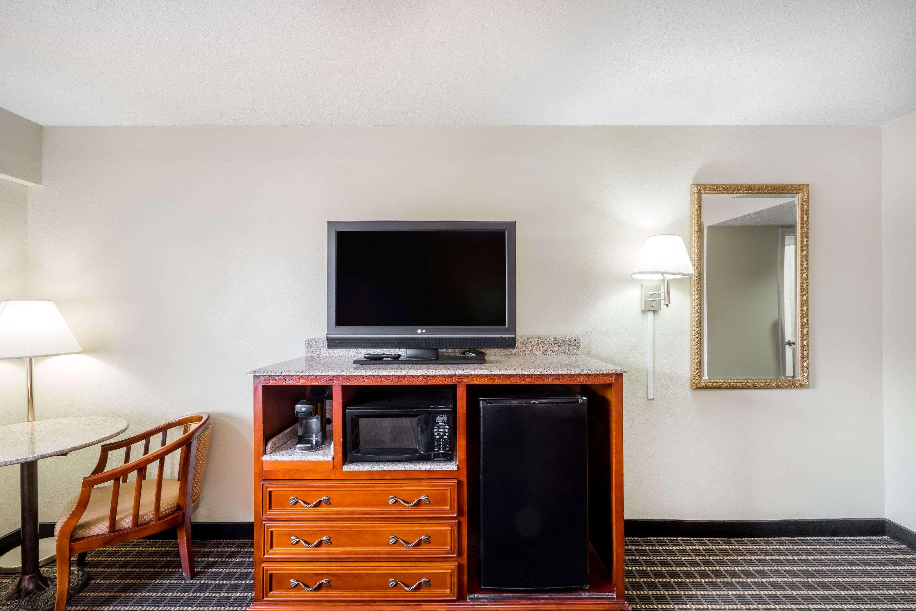 Super 8 by Wyndham Dandridge — photo 5