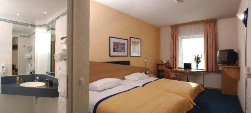 Holiday Inn Express Airport — photo 5