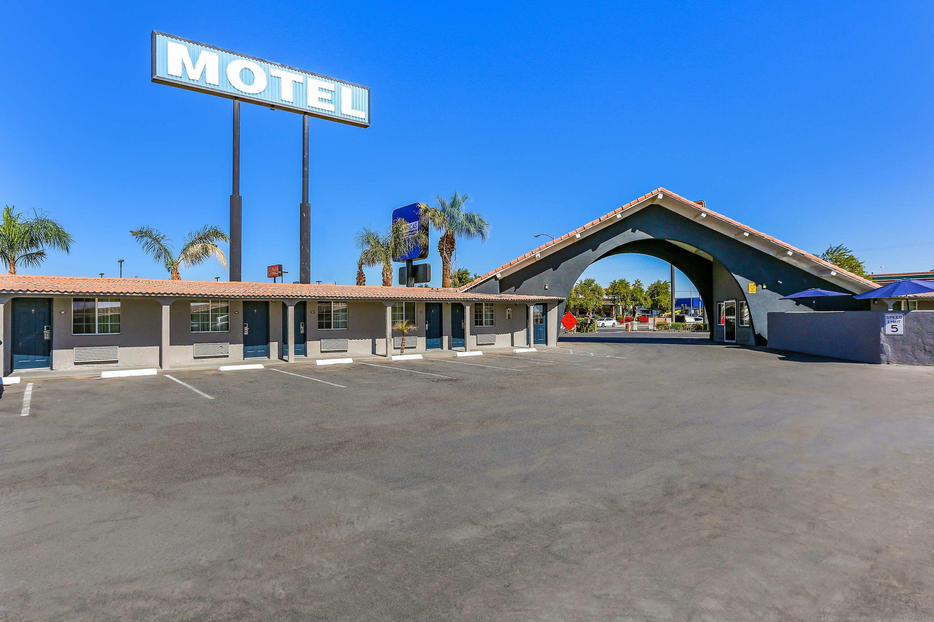 Americas Best Value Inn and Suites El Centro — photo 4