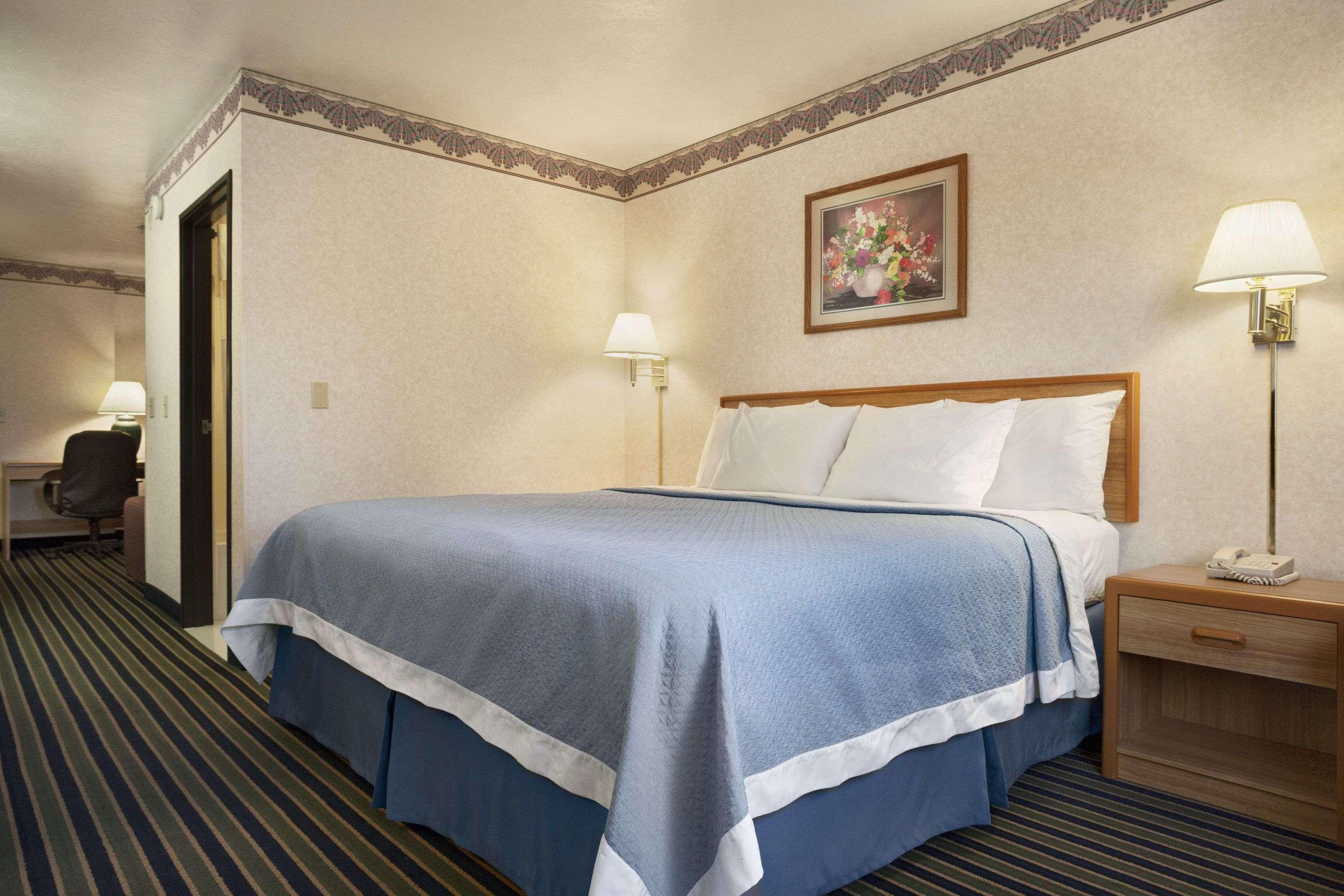 Days Inn by Wyndham Springville — photo 3