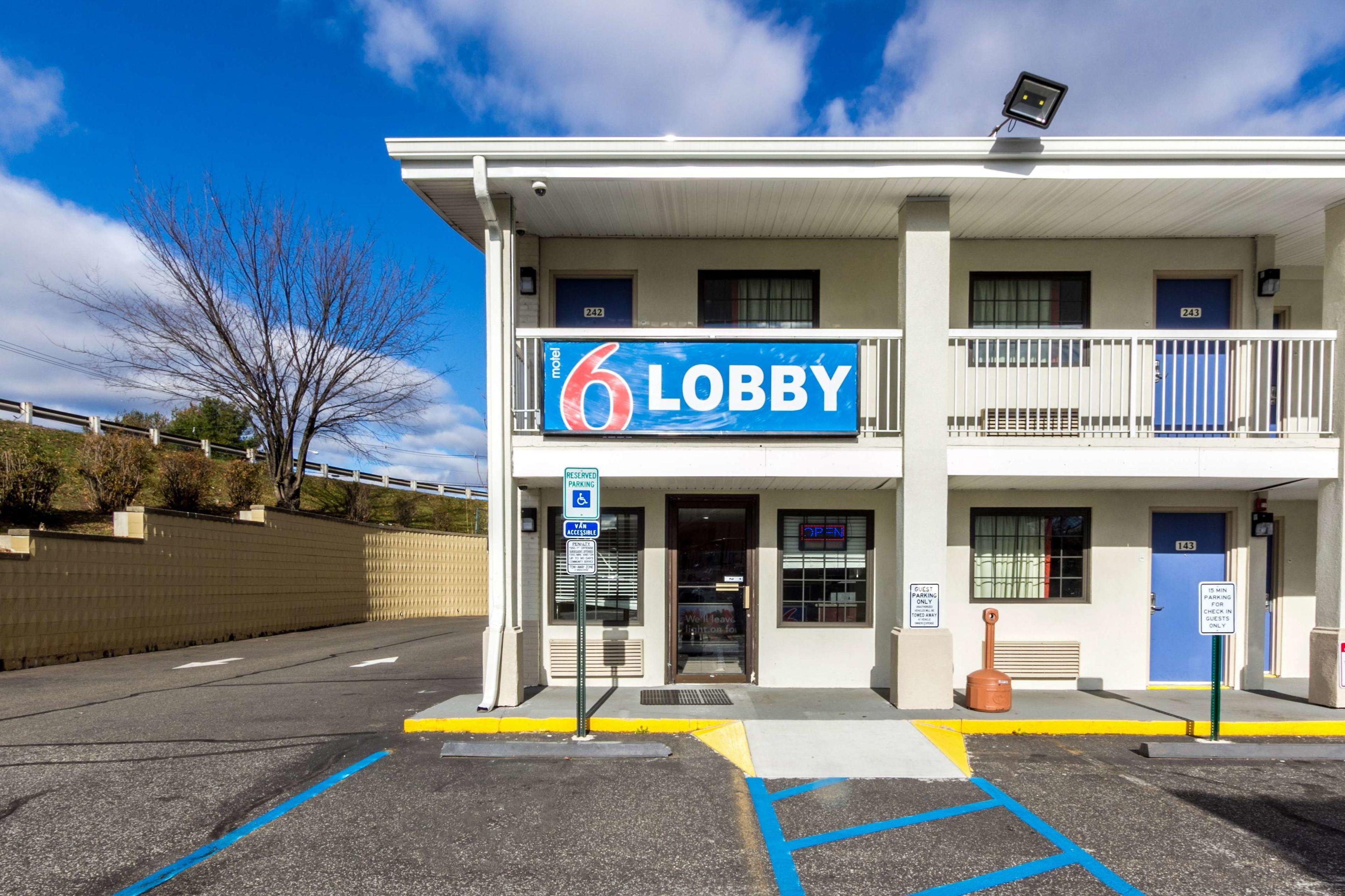Motel 6 New Brunswick NJ — photo 4