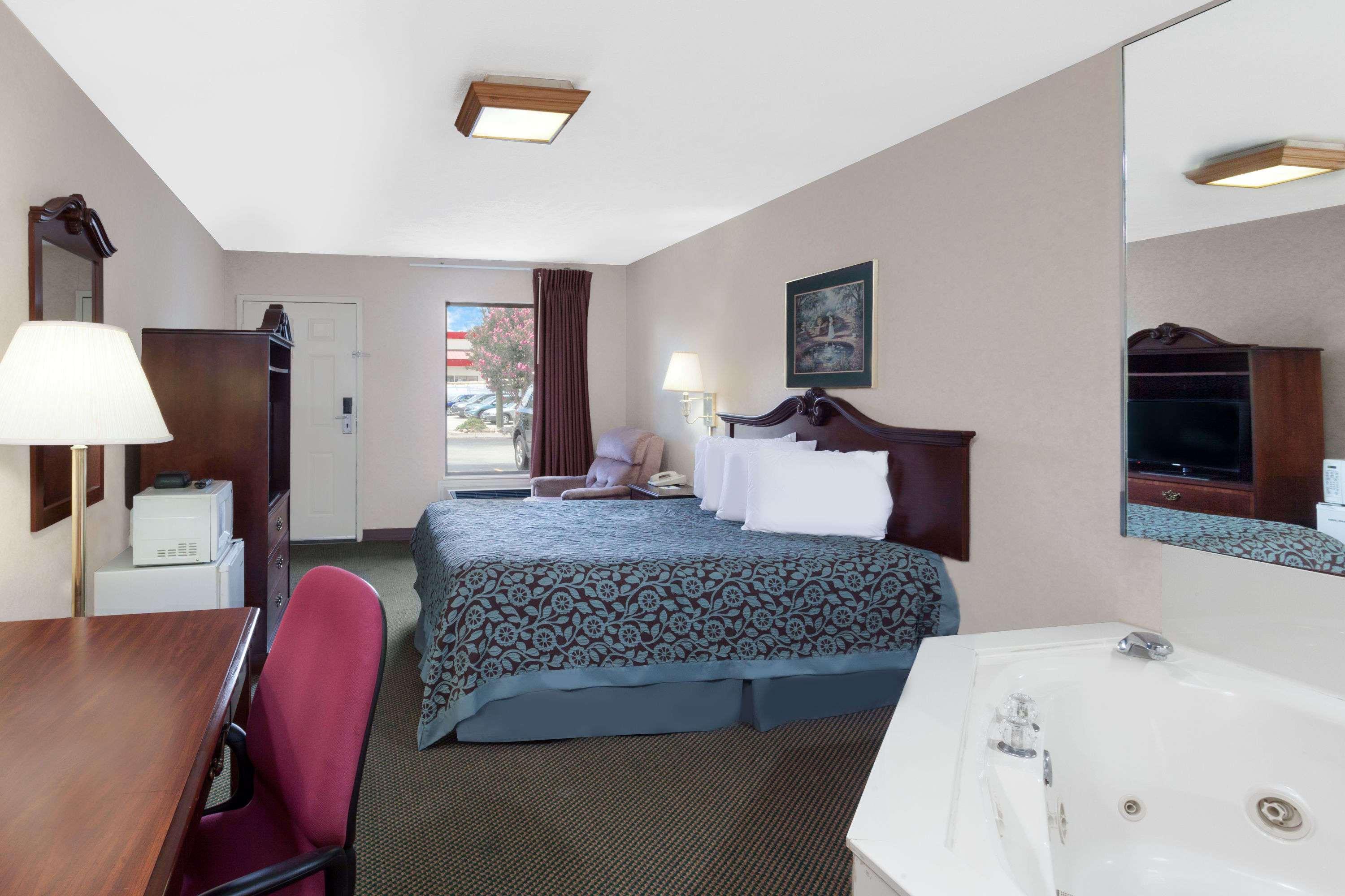 Days Inn by Wyndham Morristown — photo 4
