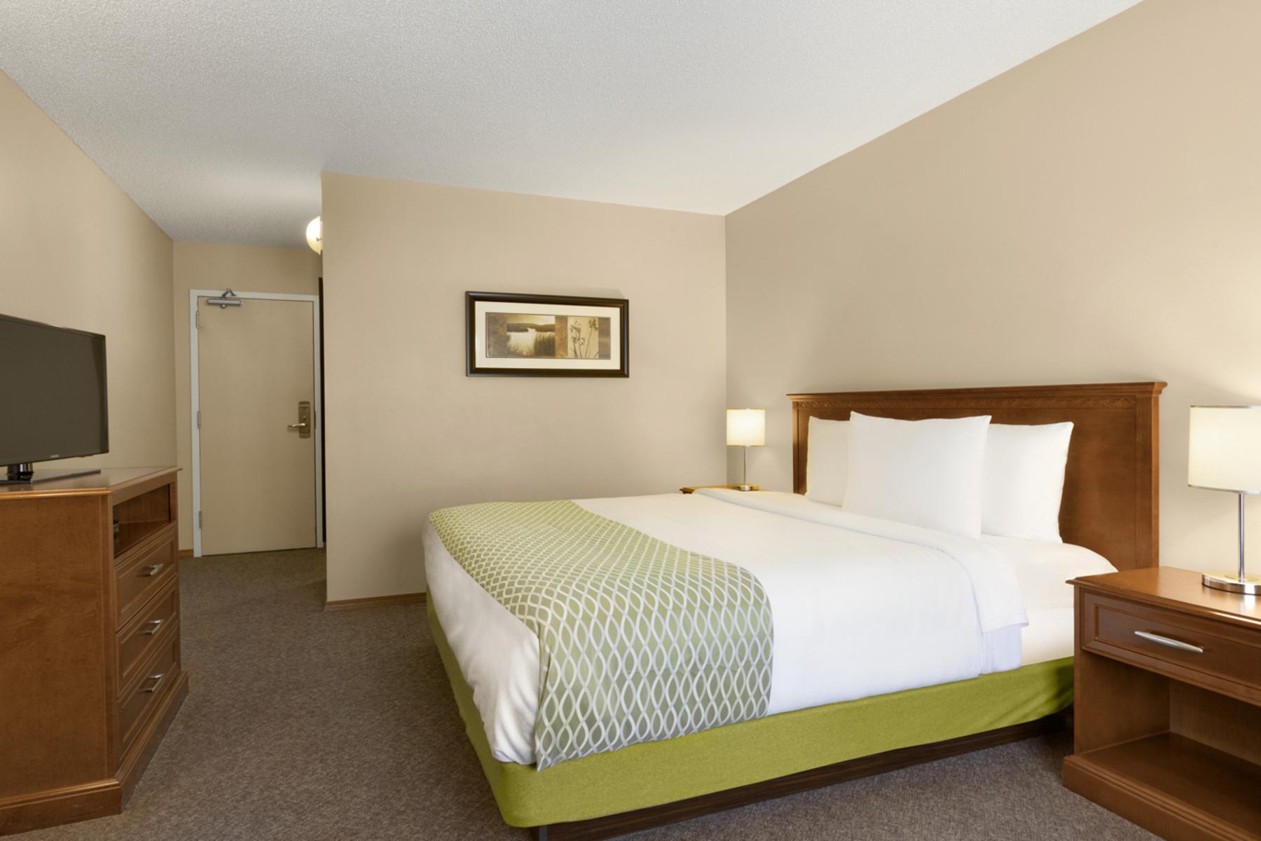 Colonial Square Inn And Suites — photo 3