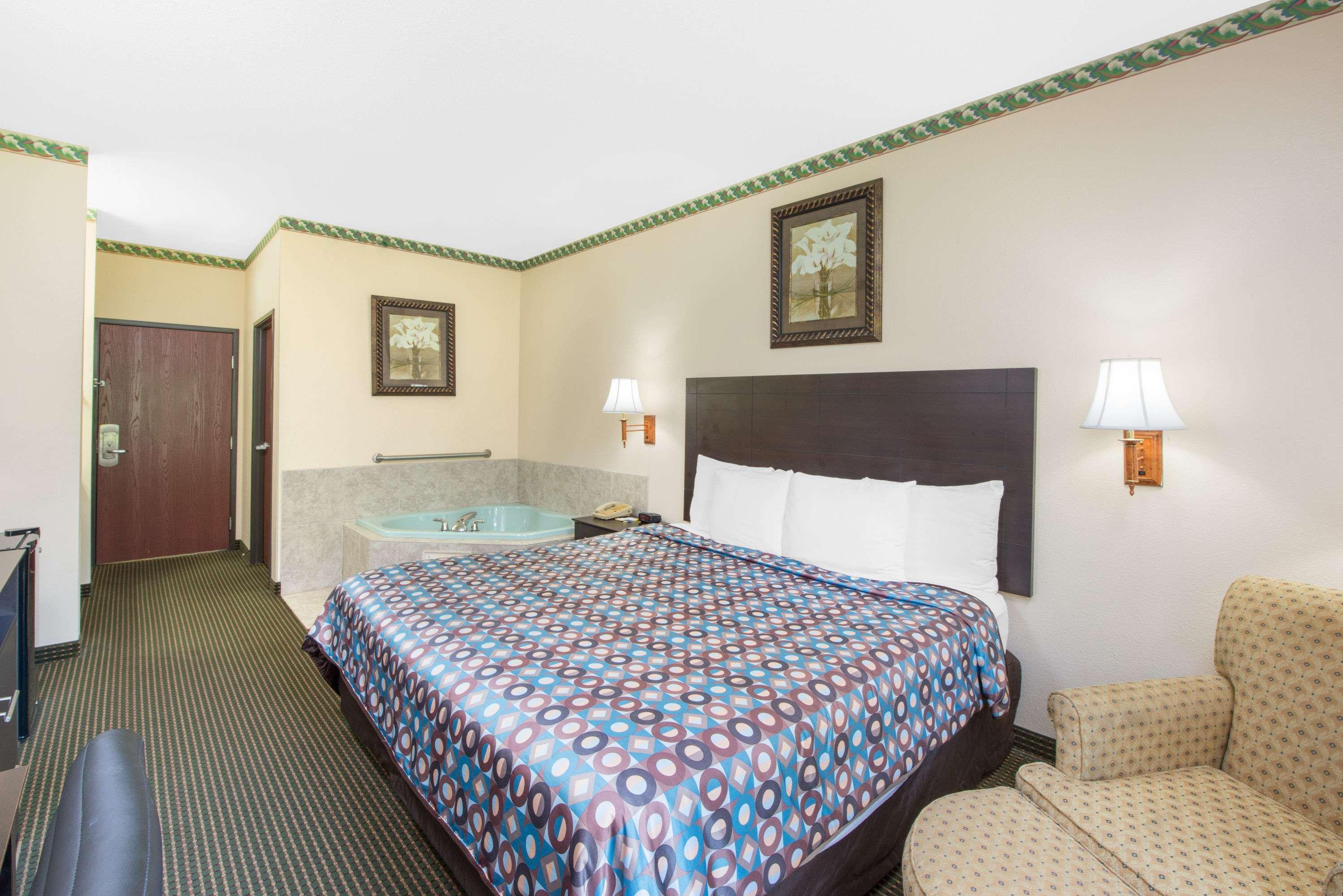 Days Inn Sullivan — photo 5