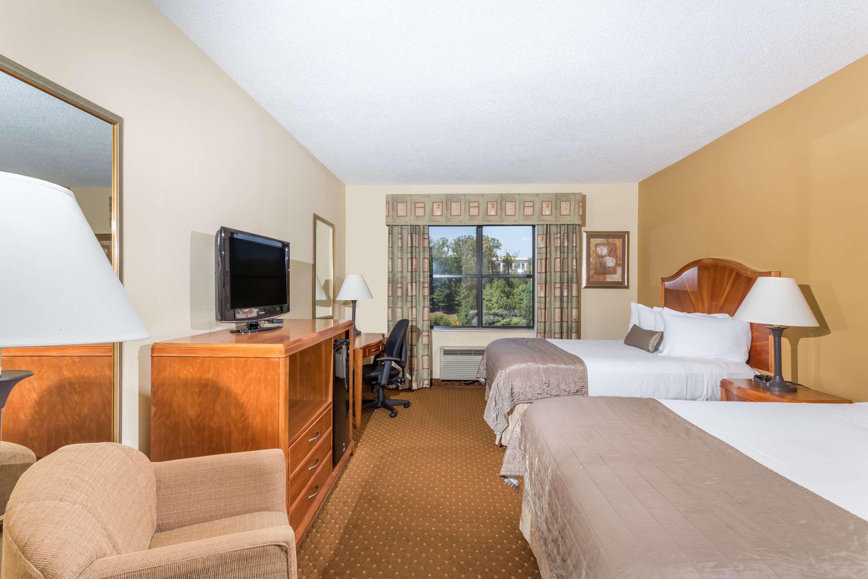 Baymont Inn & Suites Asheville/Biltmore — photo 5