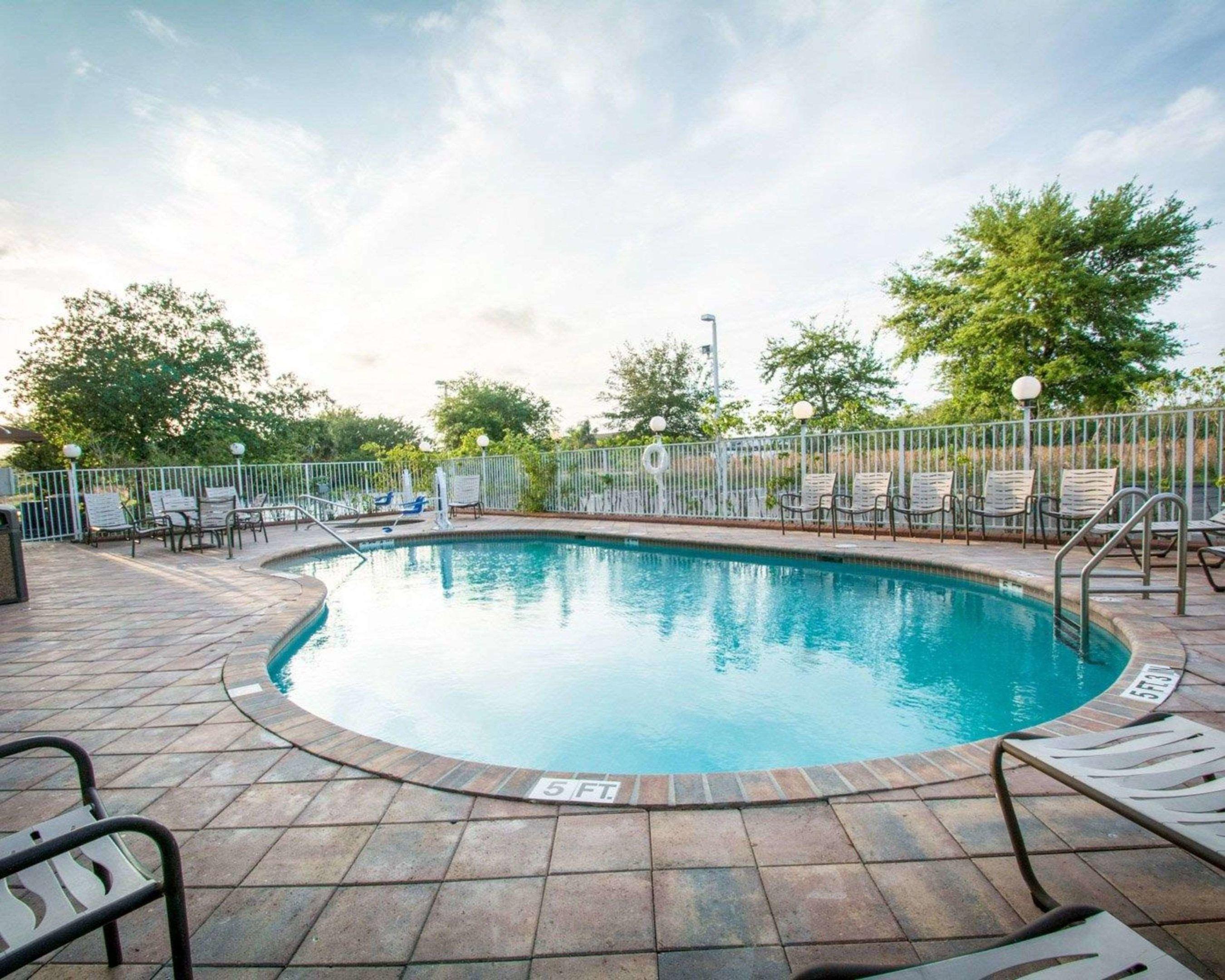 Comfort Suites — photo 4