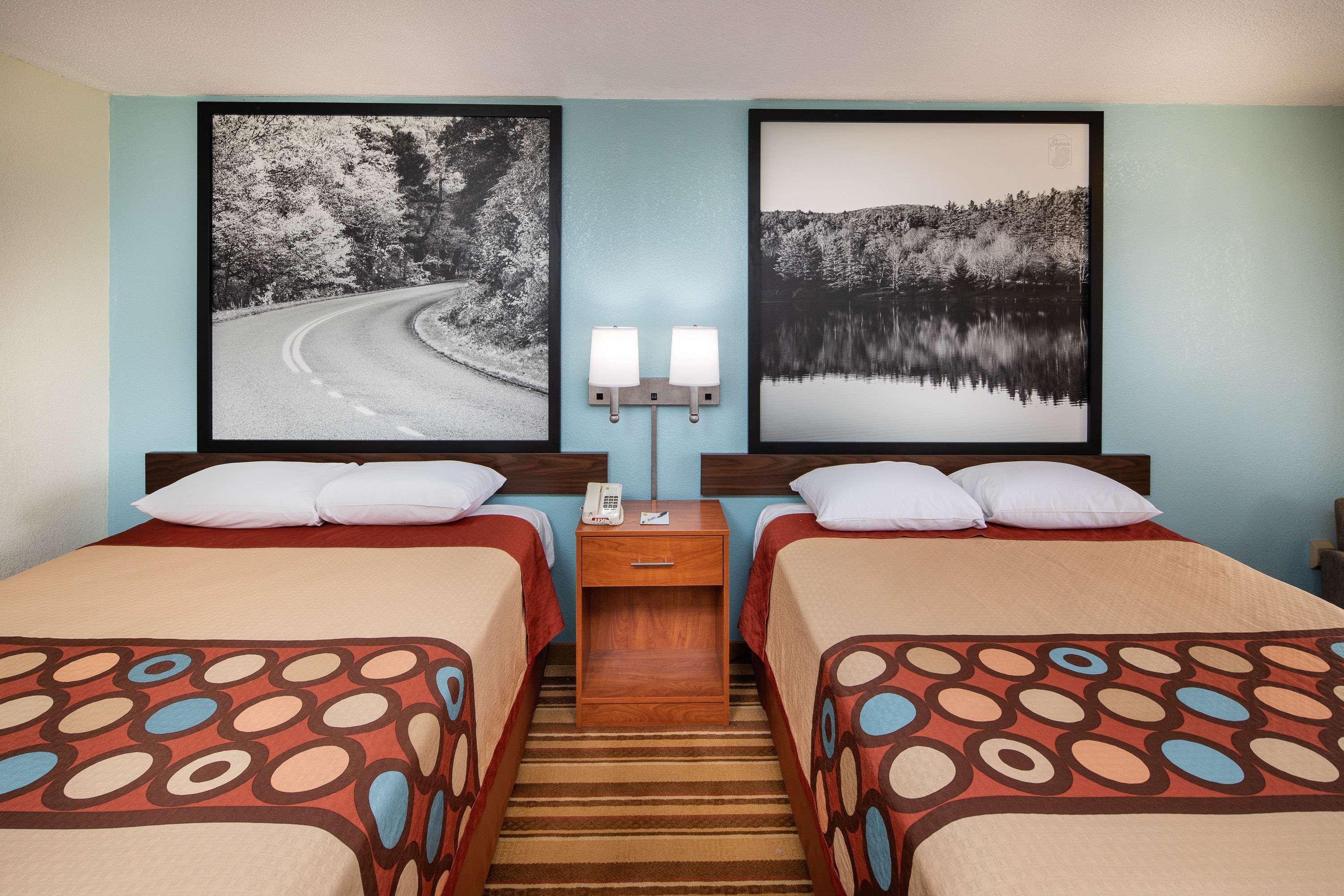 Super 8 by Wyndham Burlington NC — photo 3