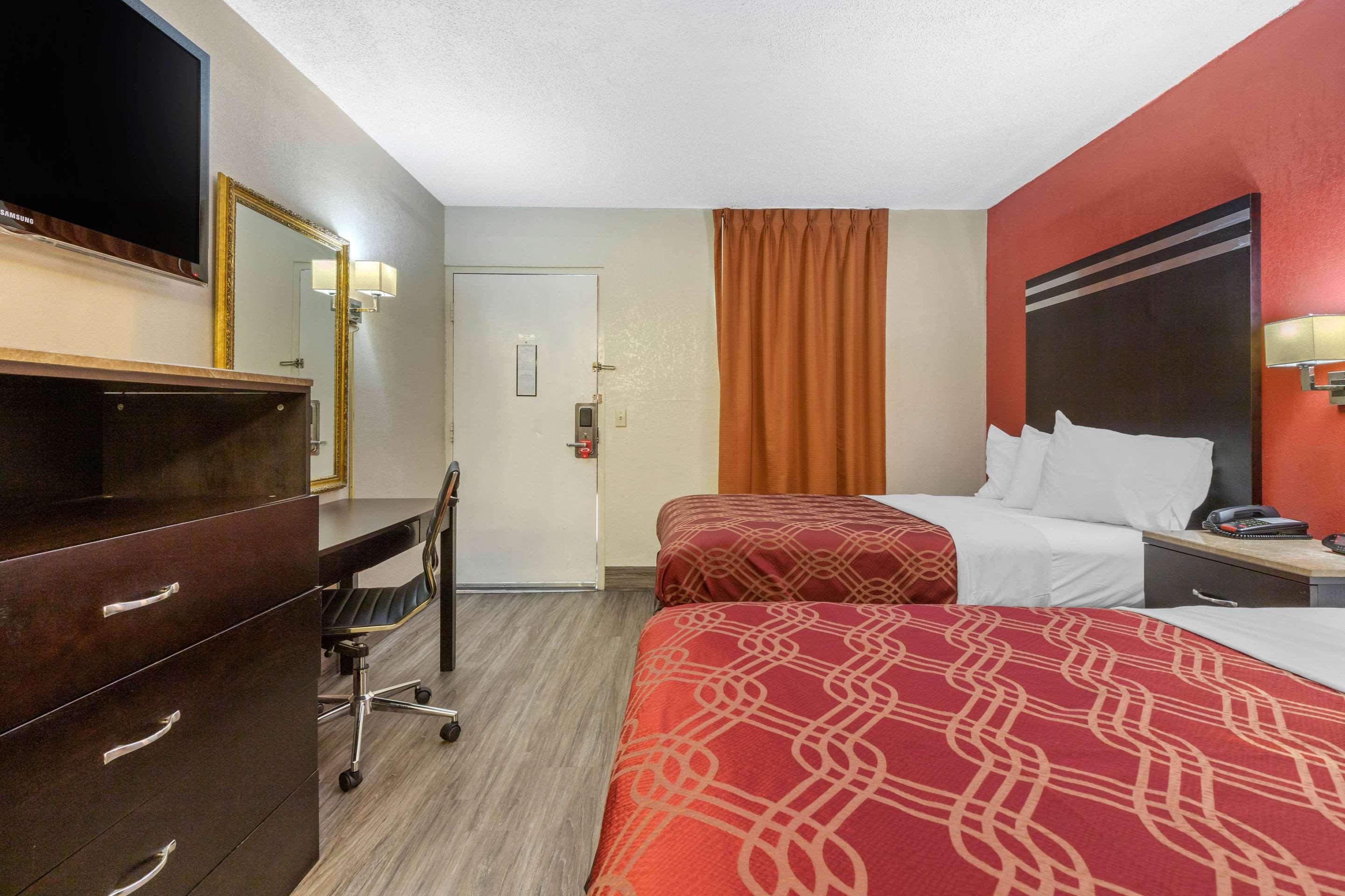 Econo Lodge Fort Jackson — photo 4