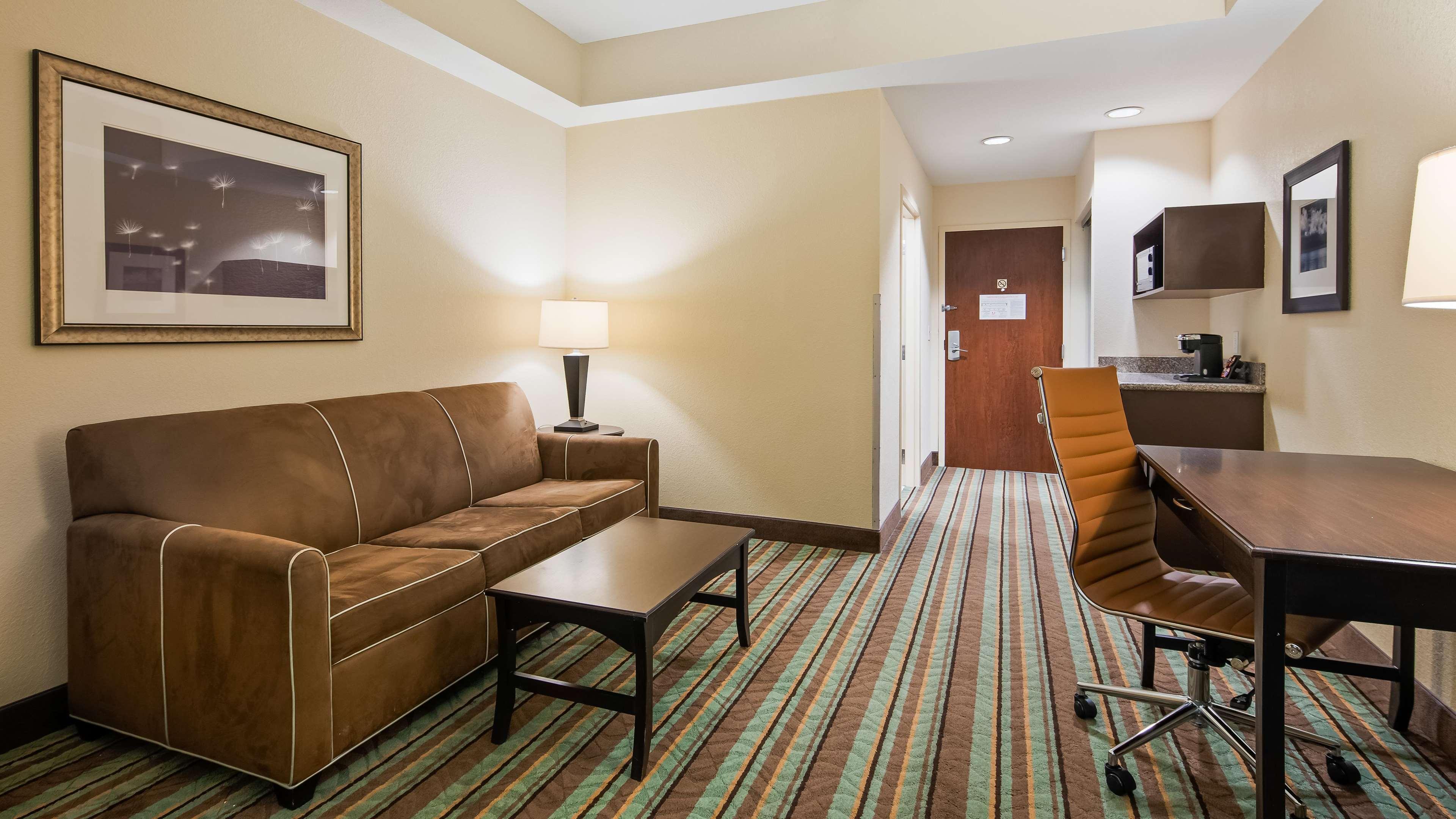 Best Western Plus Chain of Lakes Inn & Suites — photo 5
