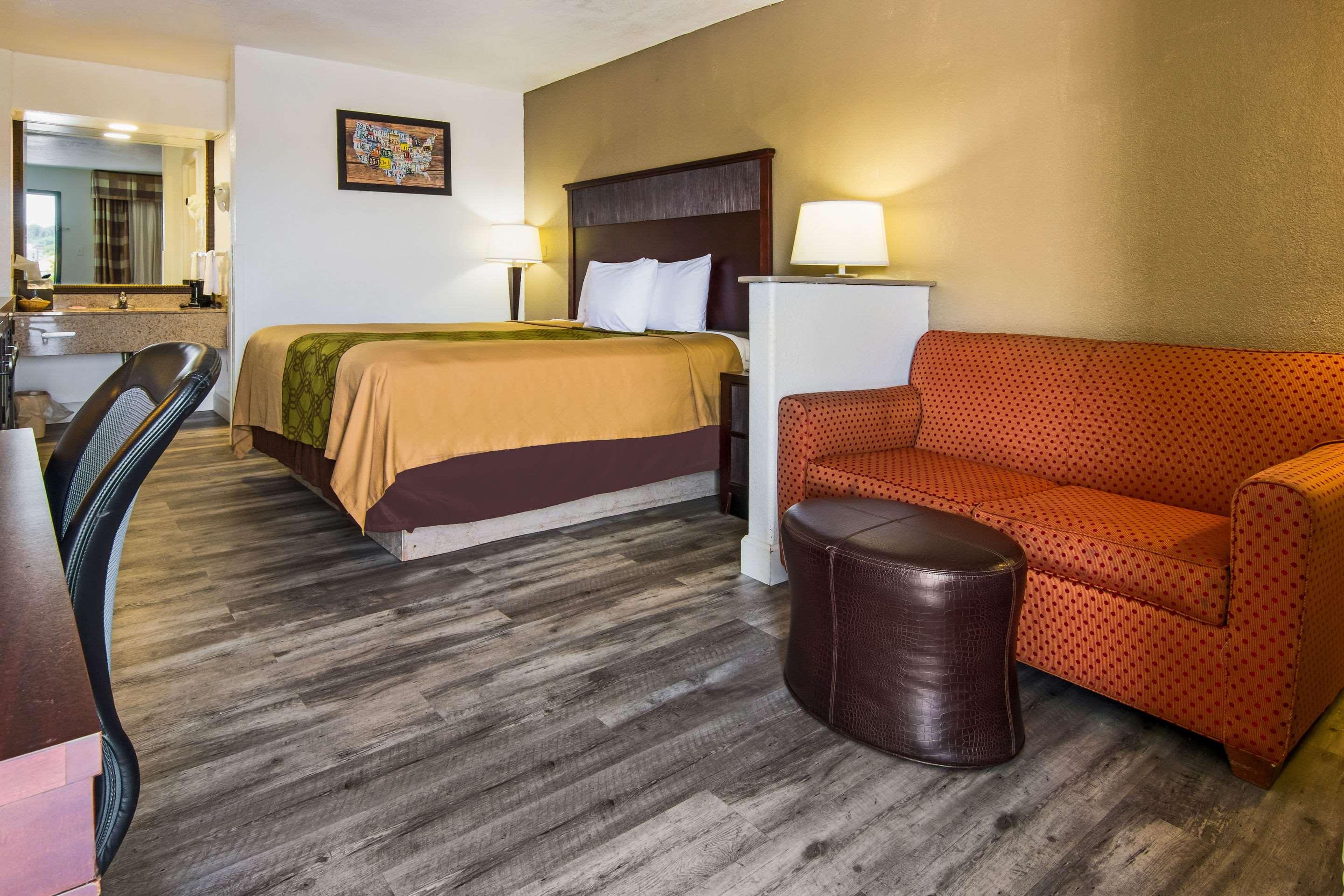 Econo Lodge Inn & Suites — photo 5