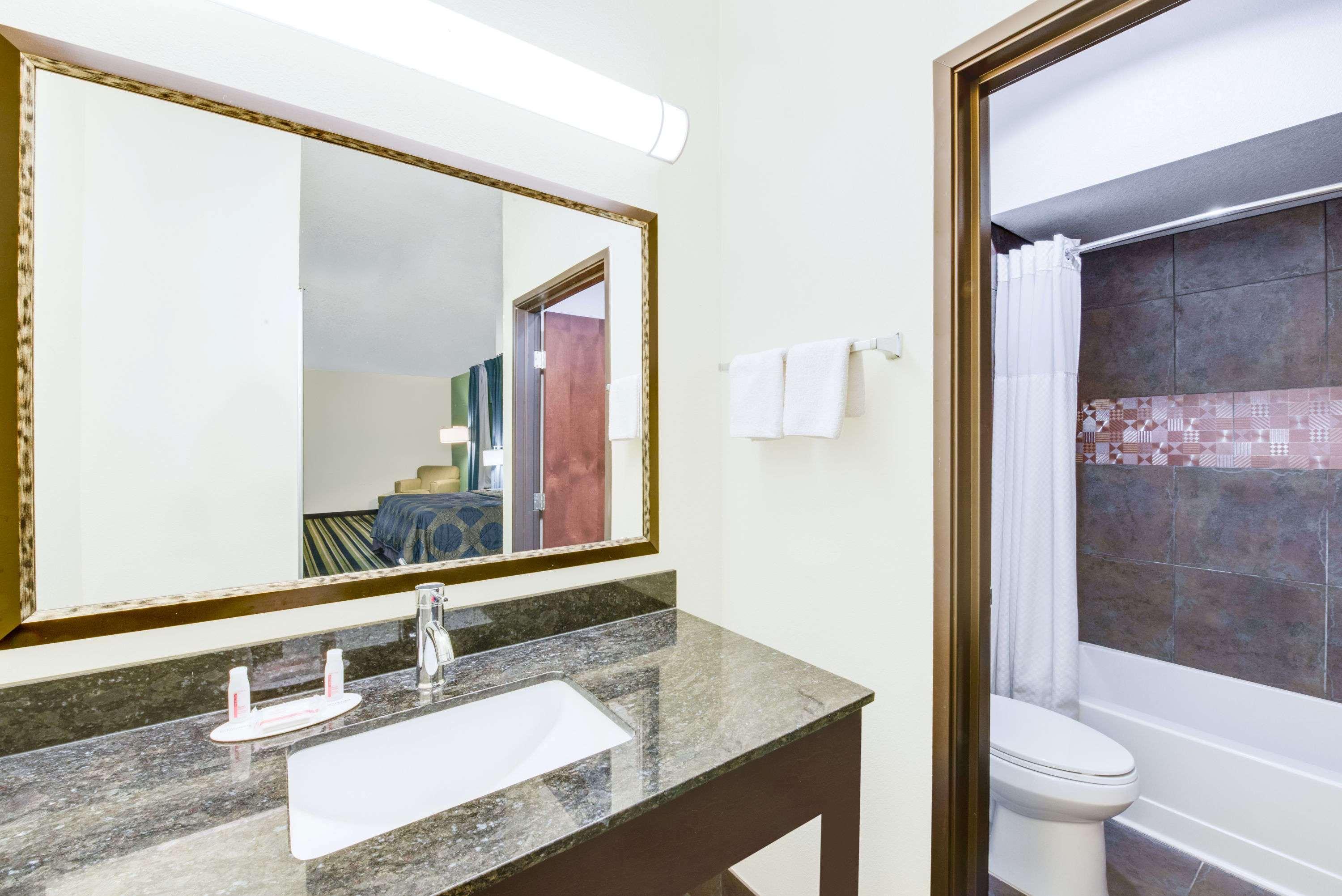 Super 8 by Wyndham Cotulla TX — photo 4