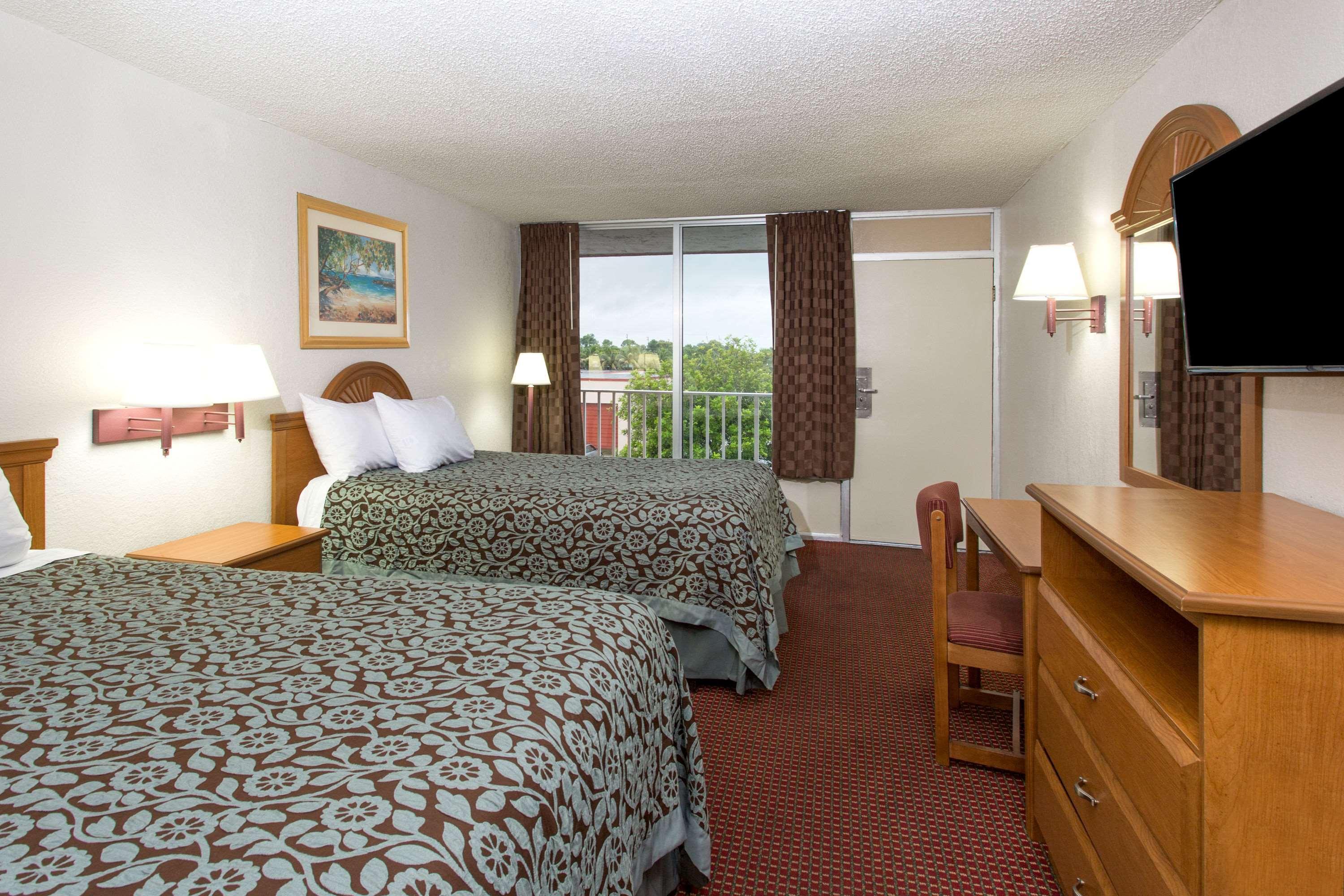Days Inn by Wyndham Fort Myers — photo 4