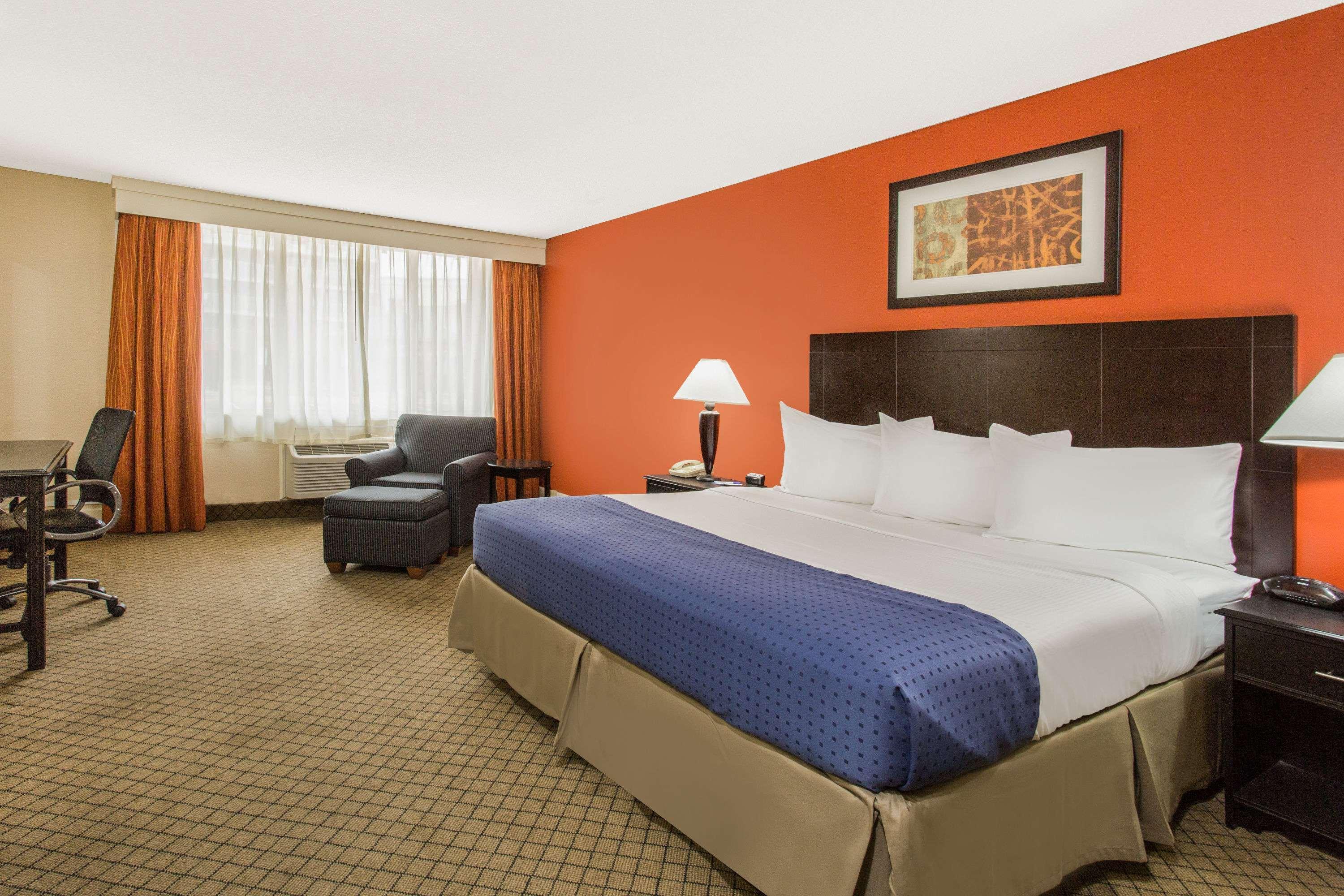Baymont Inn & Suites Fayetteville Fort Bragg Area — photo 5