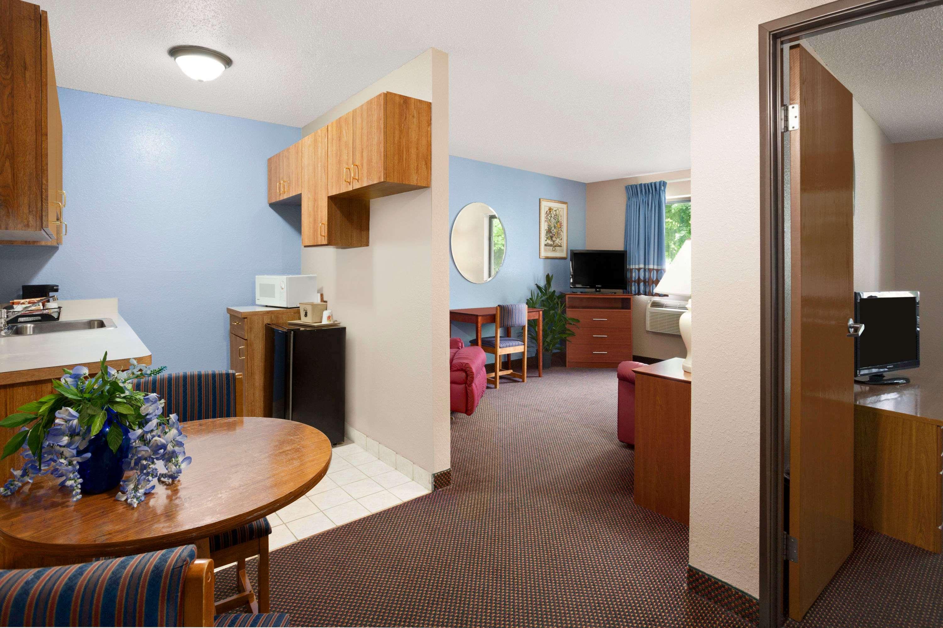 Super 8 by Wyndham Oneida Verona — photo 4