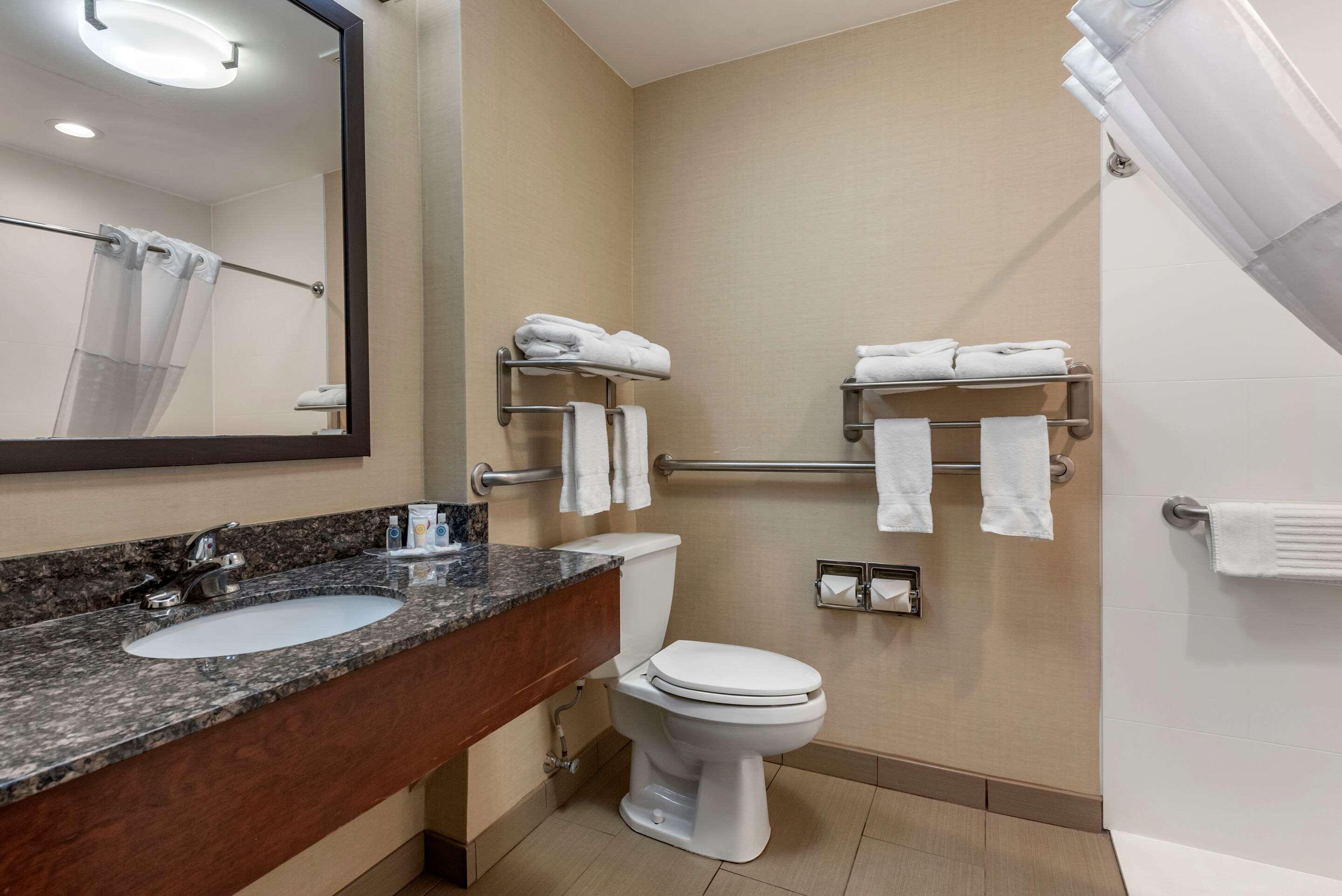 Comfort Suites — photo 4