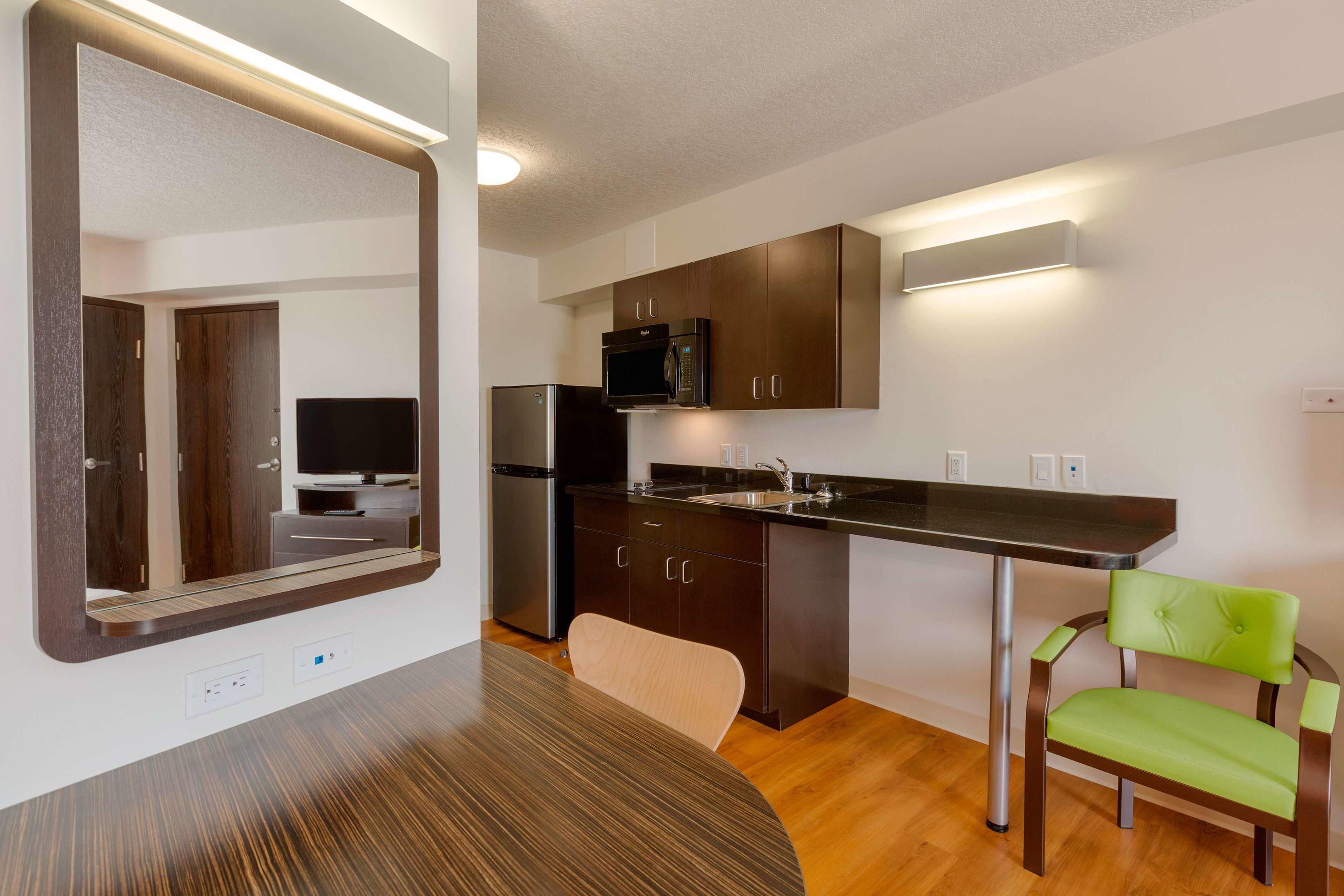 Motel 6 Airdrie — photo 5