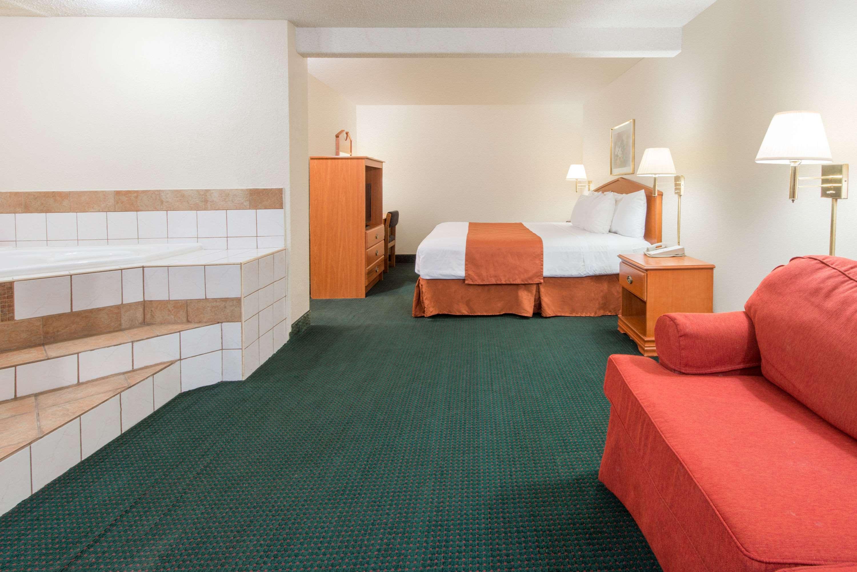 Days Inn by Wyndham St. Louis North — photo 5