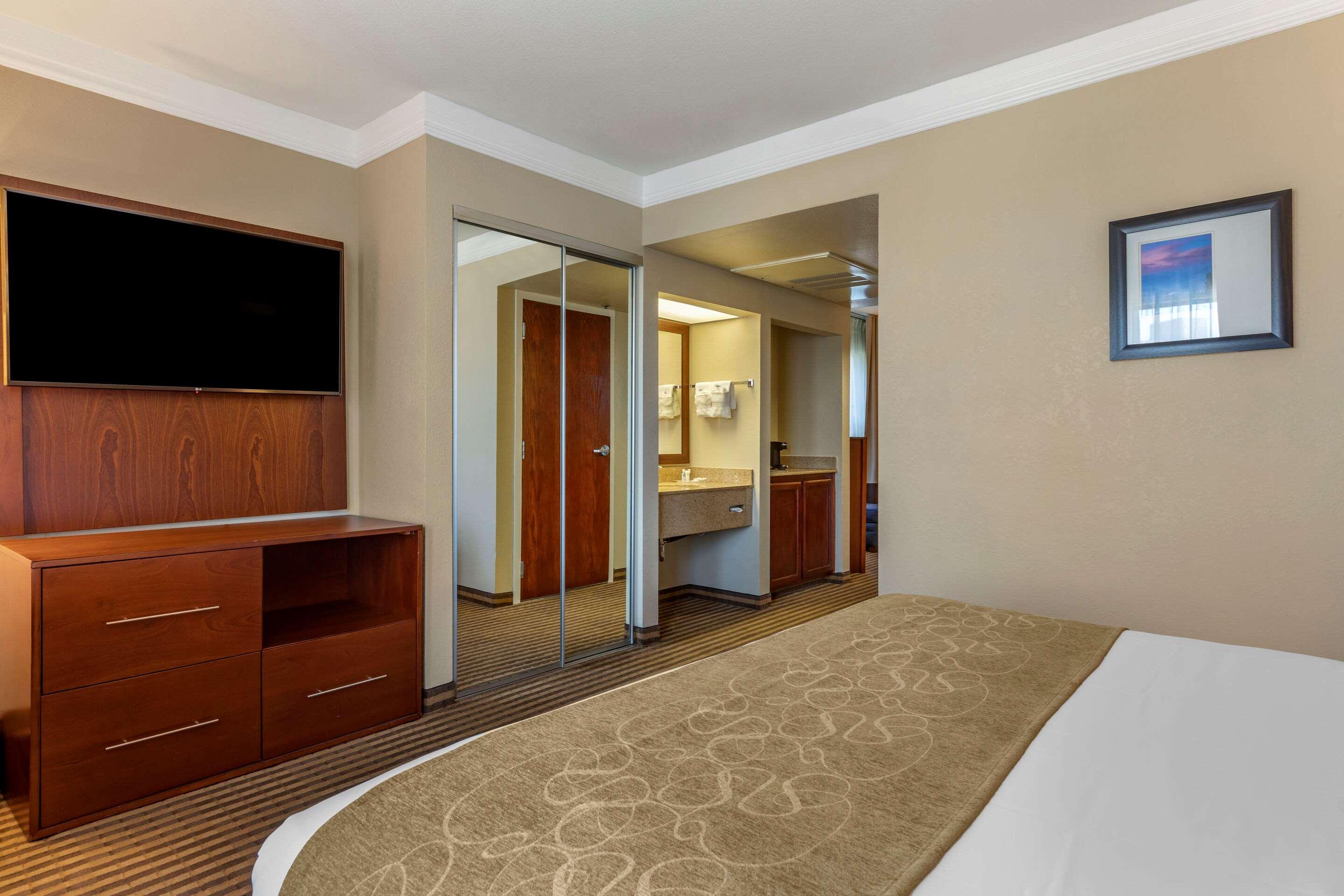Comfort Suites Visalia Convention Center — photo 3