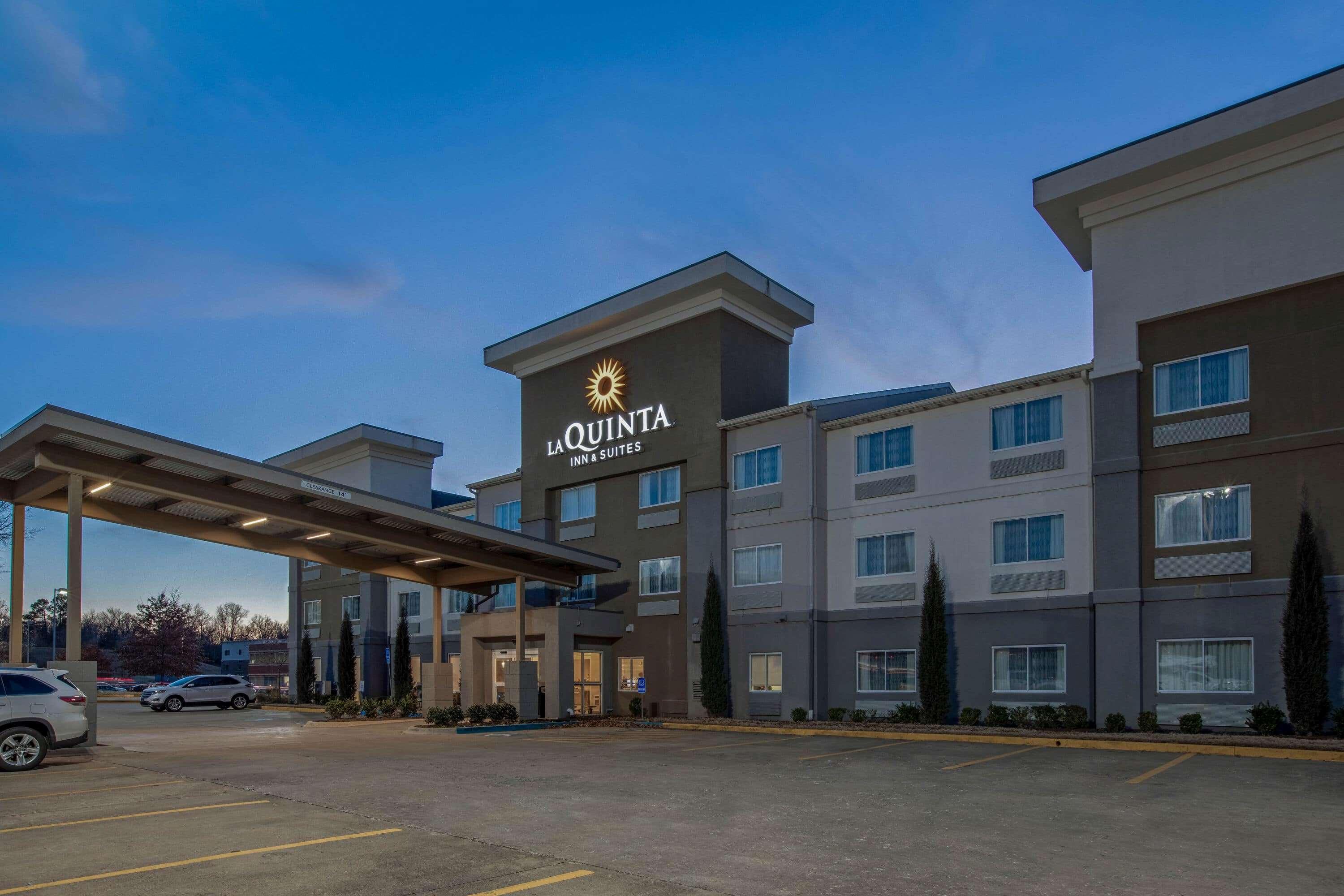 La Quinta Inn & Suites by Wyndham Fayetteville — photo 4