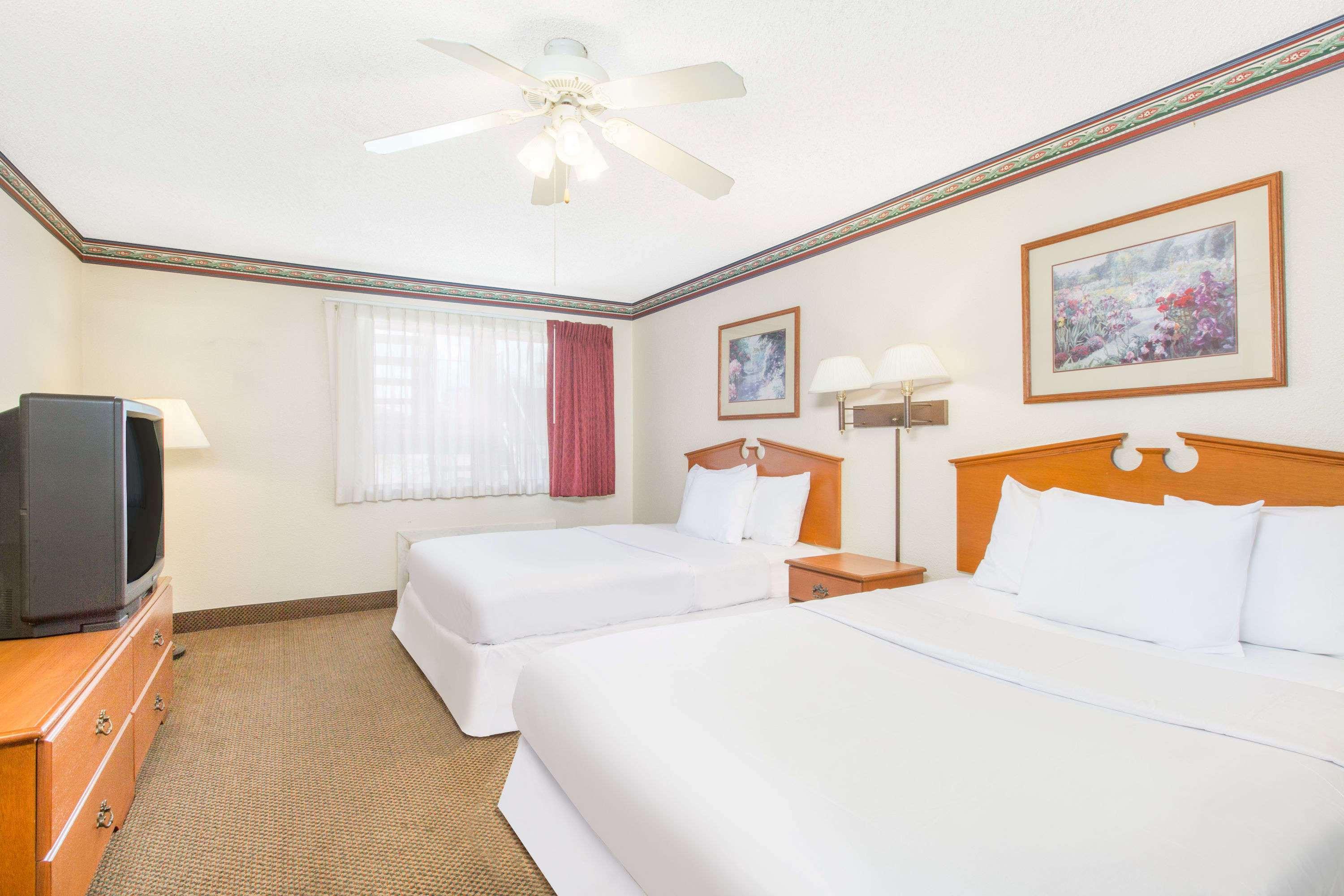 Days Inn & Suites Marshall — photo 5
