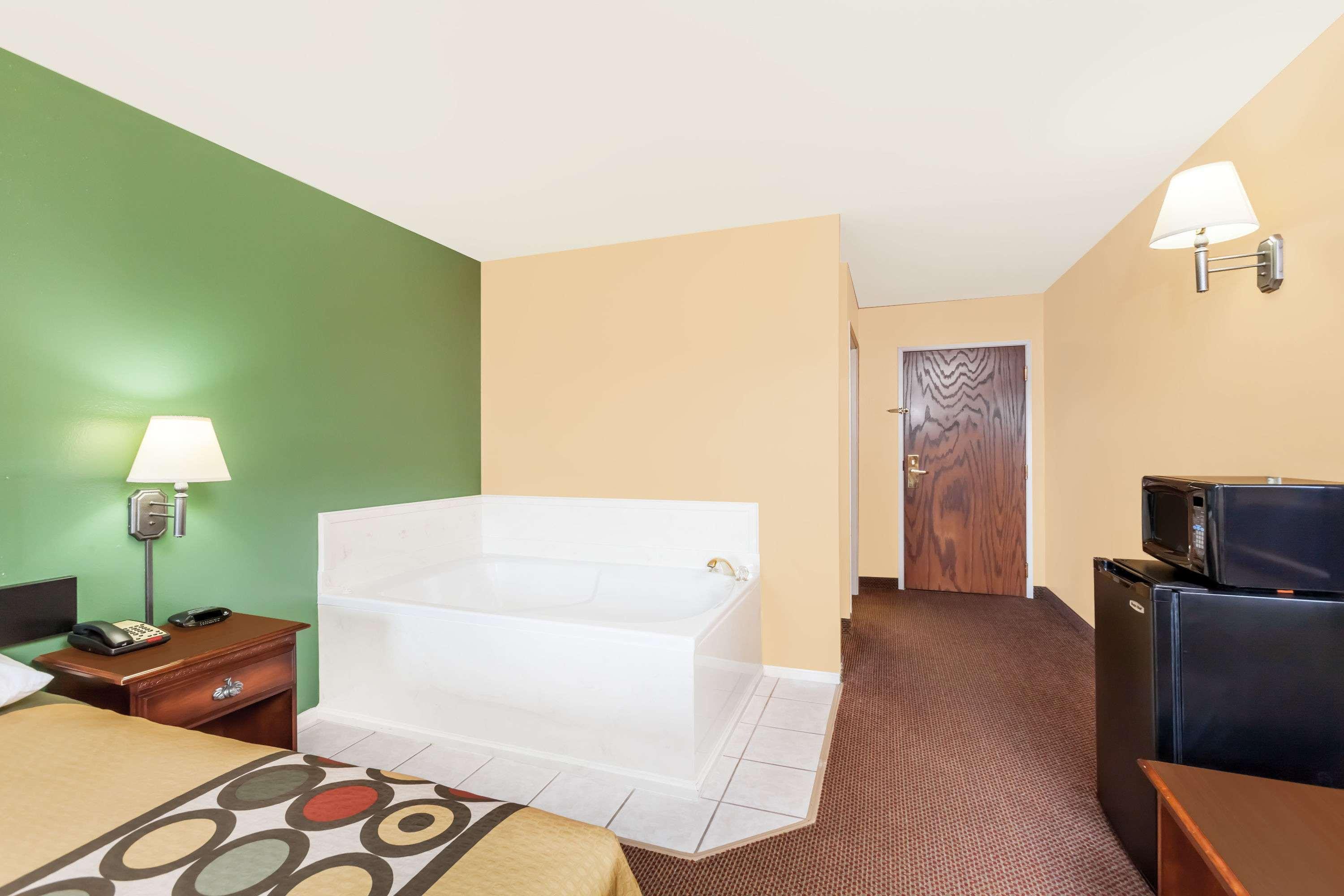 Super 8 by Wyndham Searcy AR — photo 3