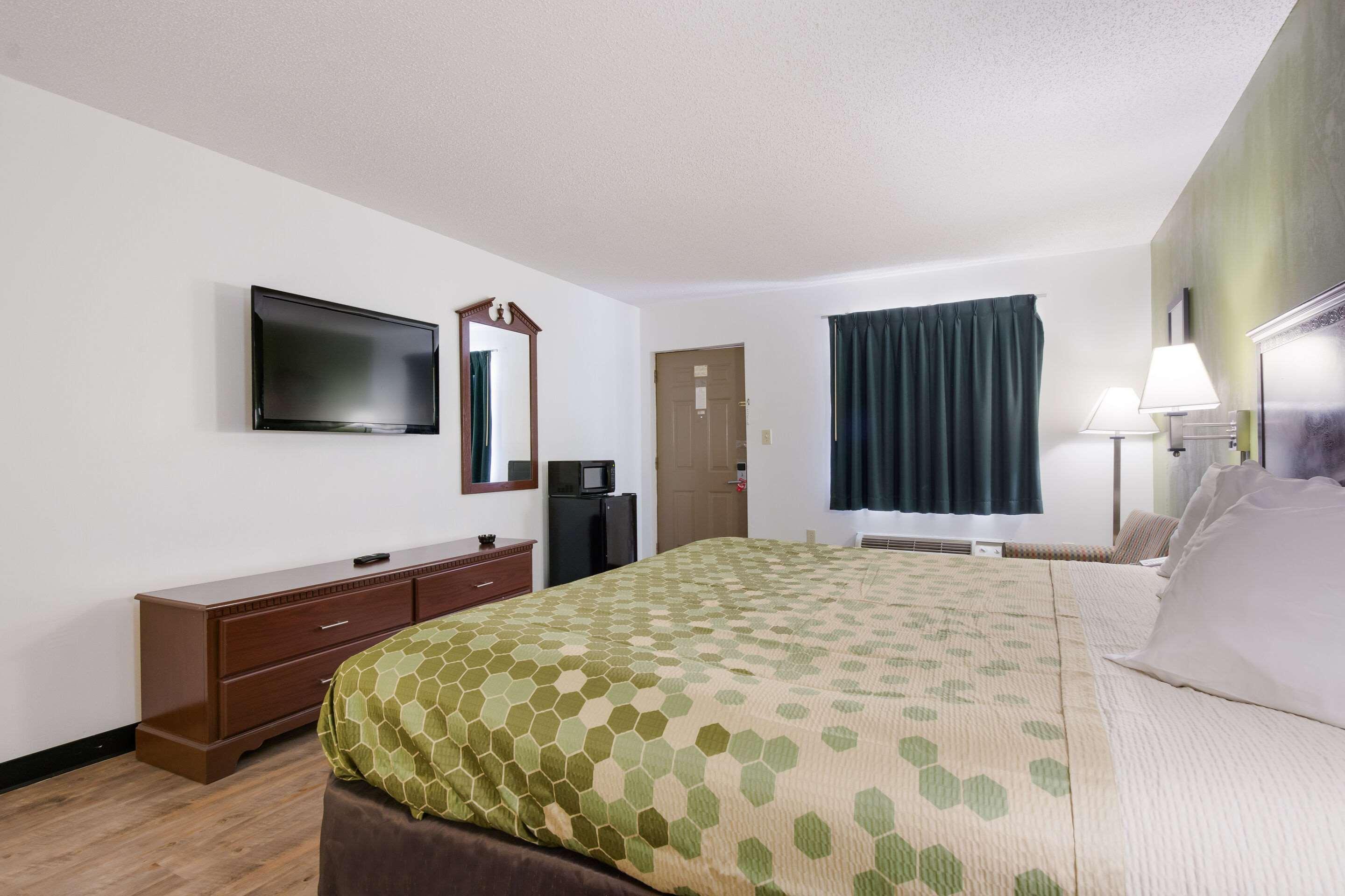 Econo Lodge Inn & Suites East — photo 5