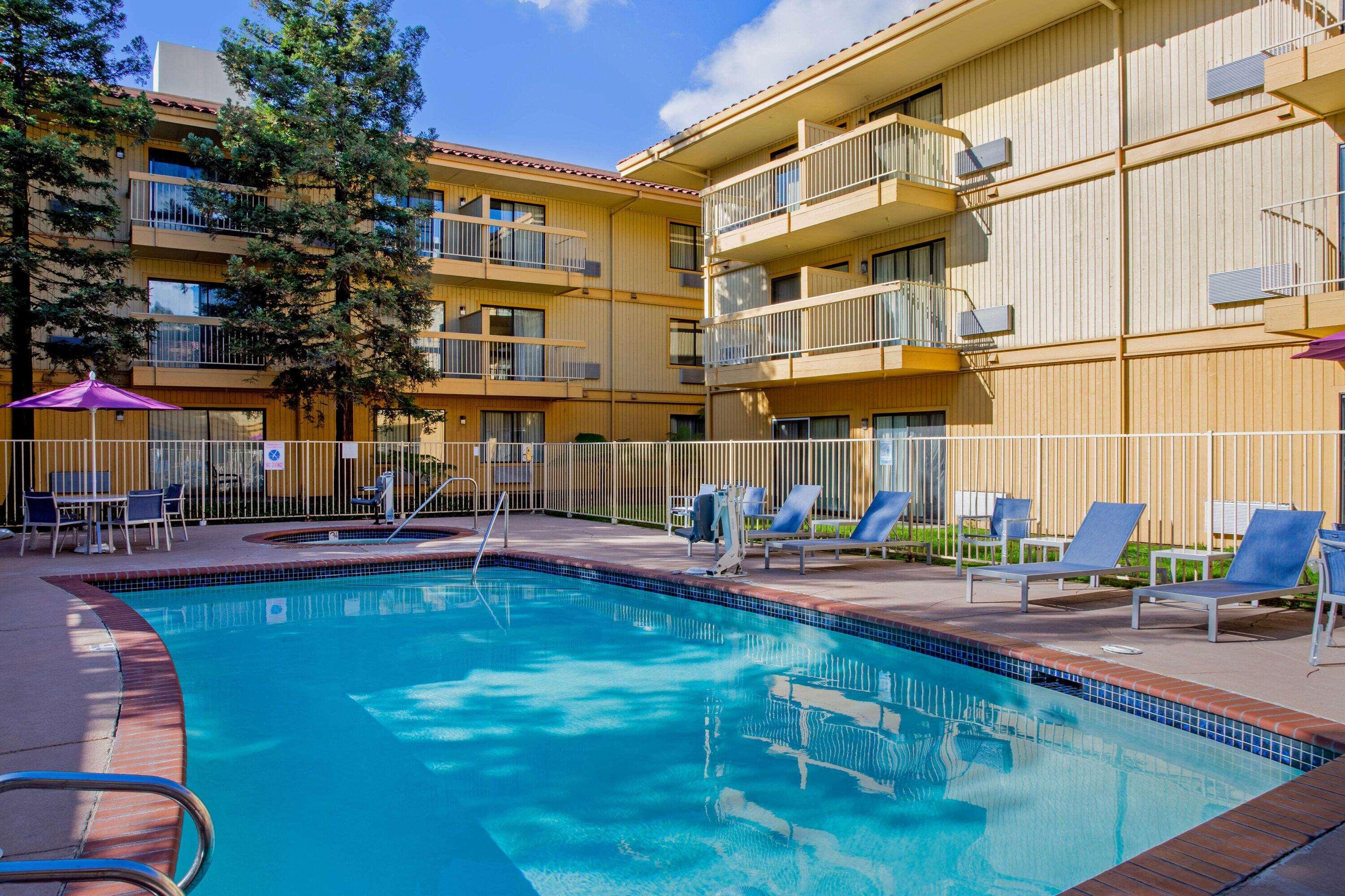La Quinta Inn & Suites by Wyndham Oakland - Hayward — photo 4