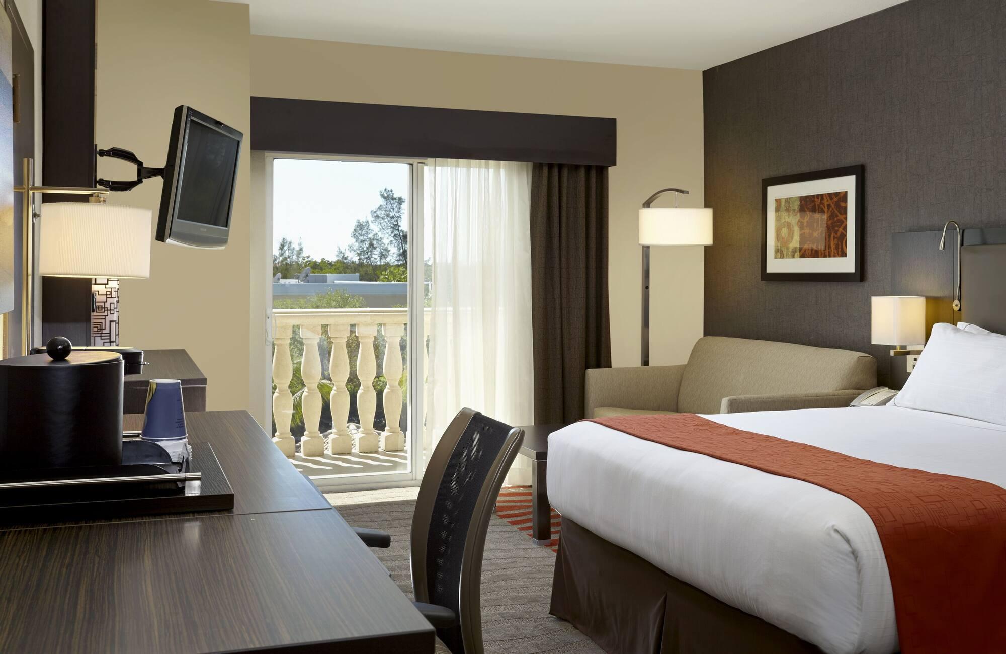 Holiday Inn Express & Suites Naples Downtown - 5th Avenue — photo 5