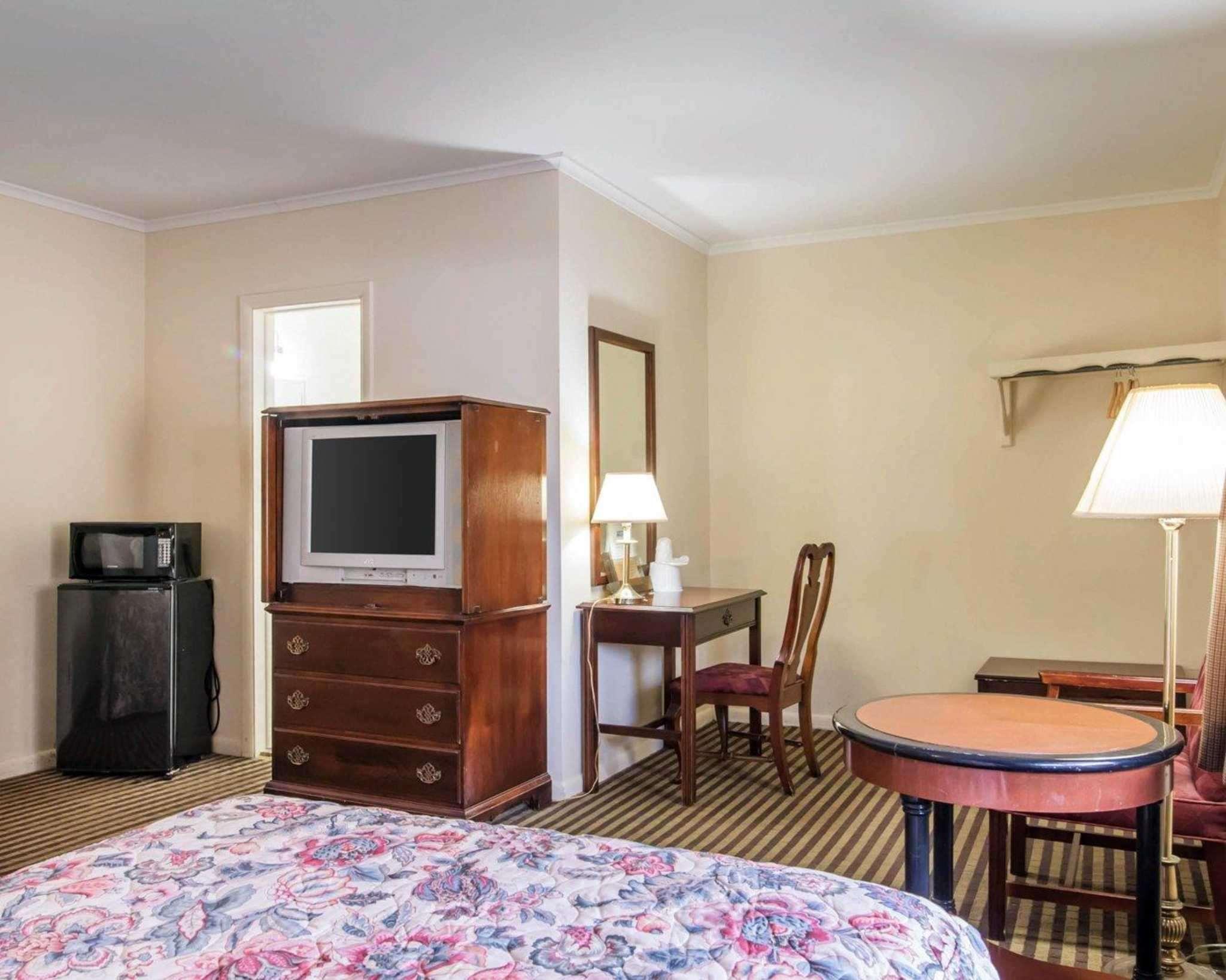 Rodeway Inn Skytop — photo 4