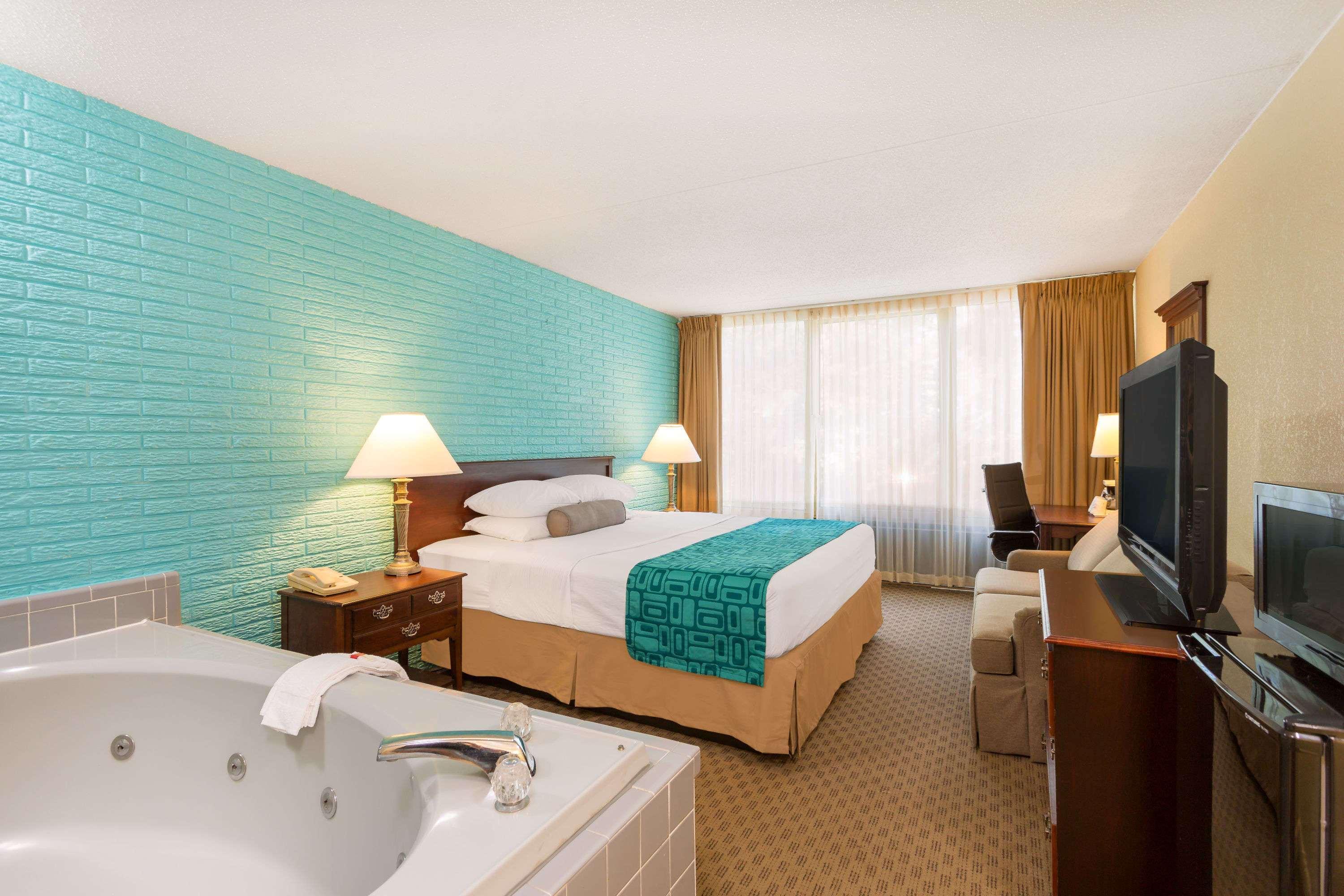 Howard Johnson Plaza Hotel Williamsburg — photo 4