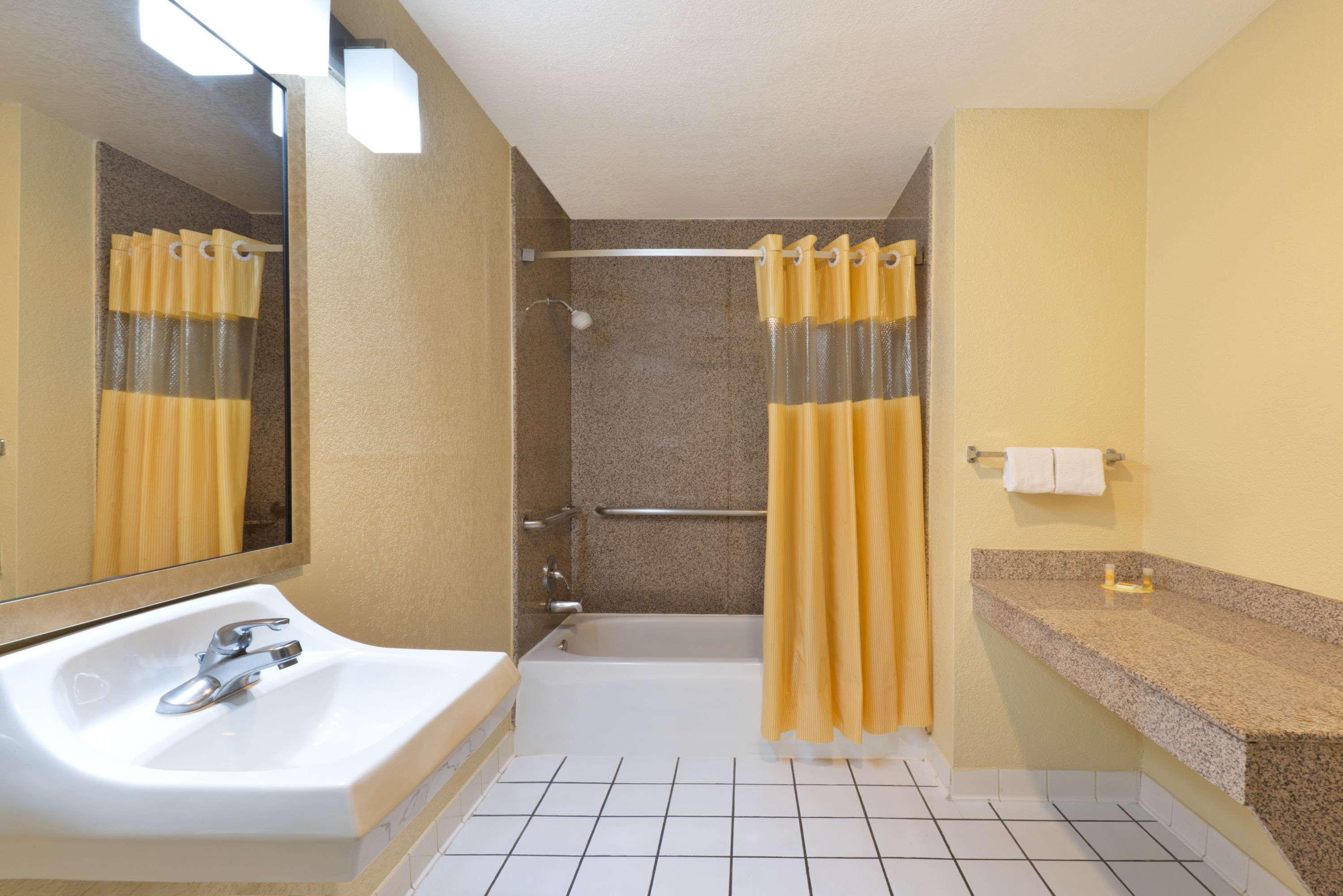Days Inn by Wyndham San Antonio Northwest/Seaworld — photo 4