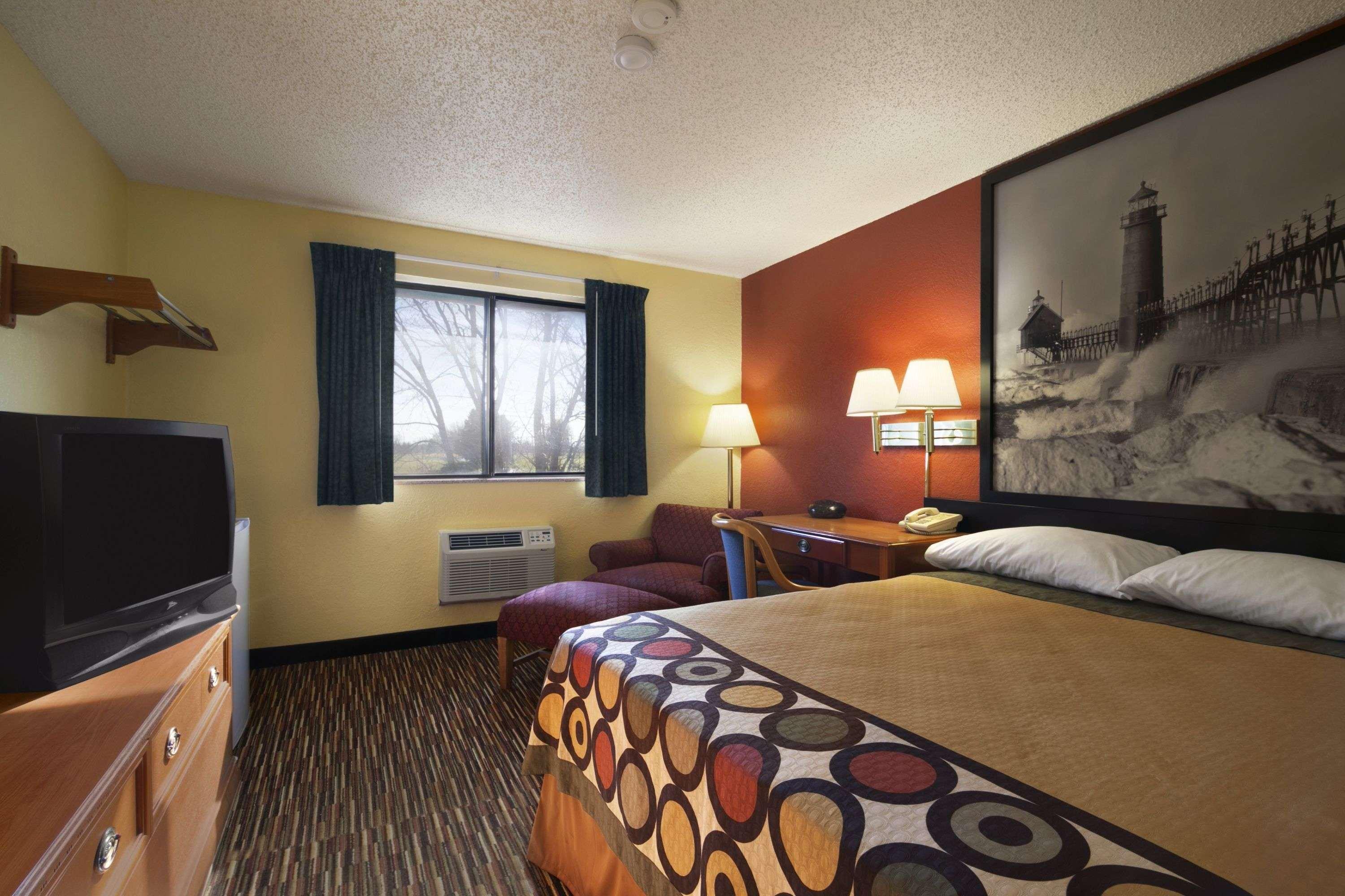 Super 8 by Wyndham Kalamazoo — photo 4