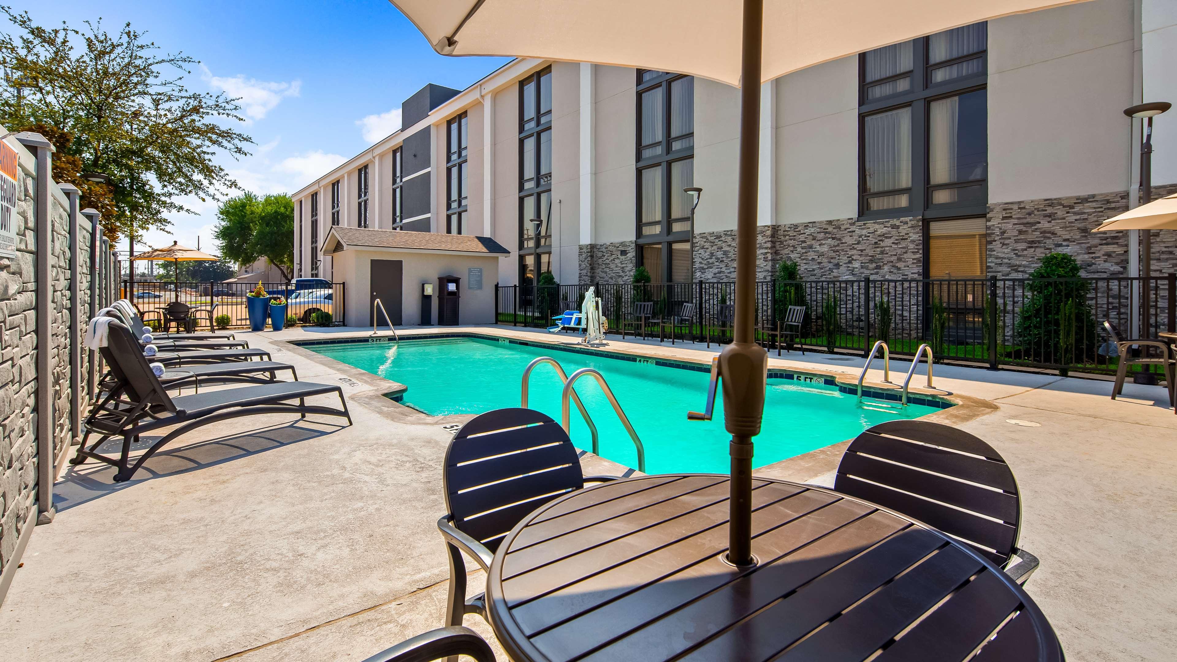 Best Western Plus Hotel Dallas I-35 at Walnut Hill — photo 5