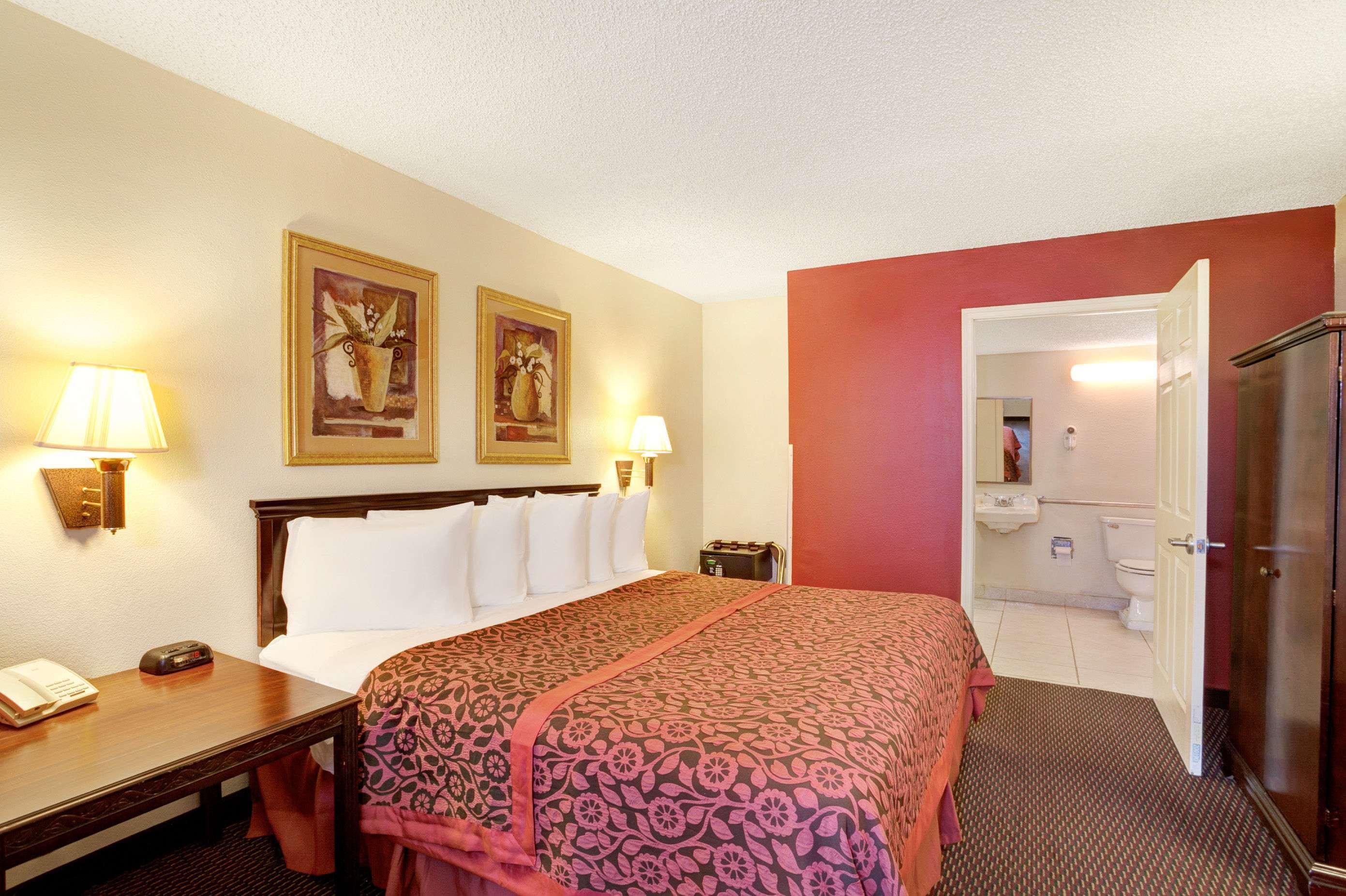 Days Inn & Suites Orlando / UCF Research Park — photo 4