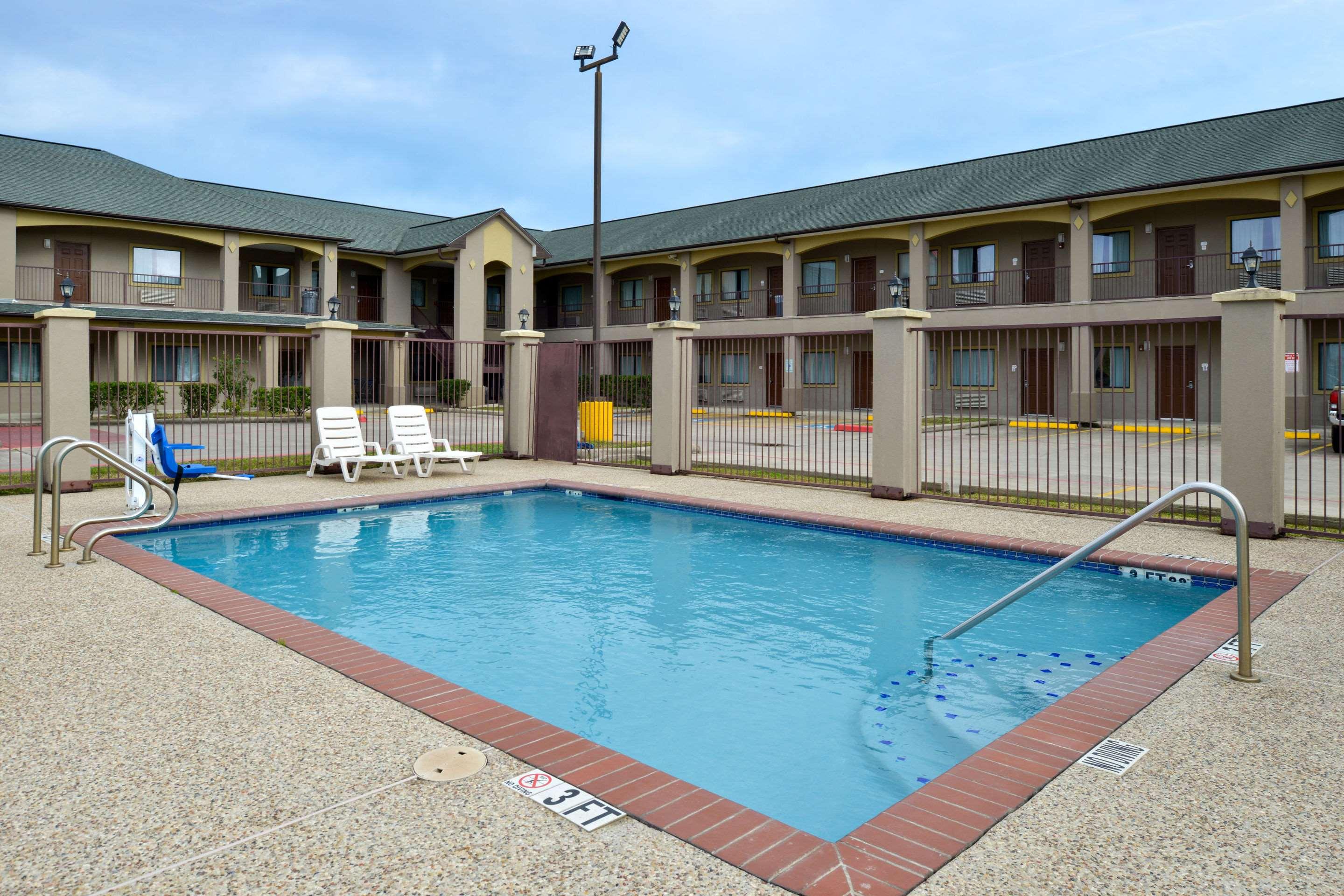 Econo Lodge & Suites — photo 5