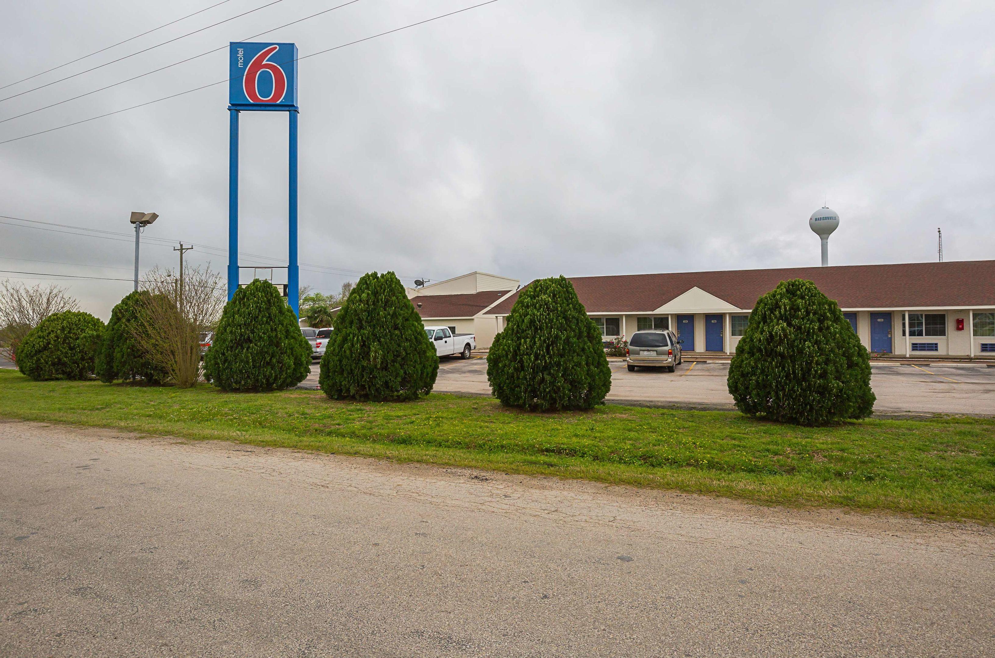 Motel 6 Madisonville — photo 4
