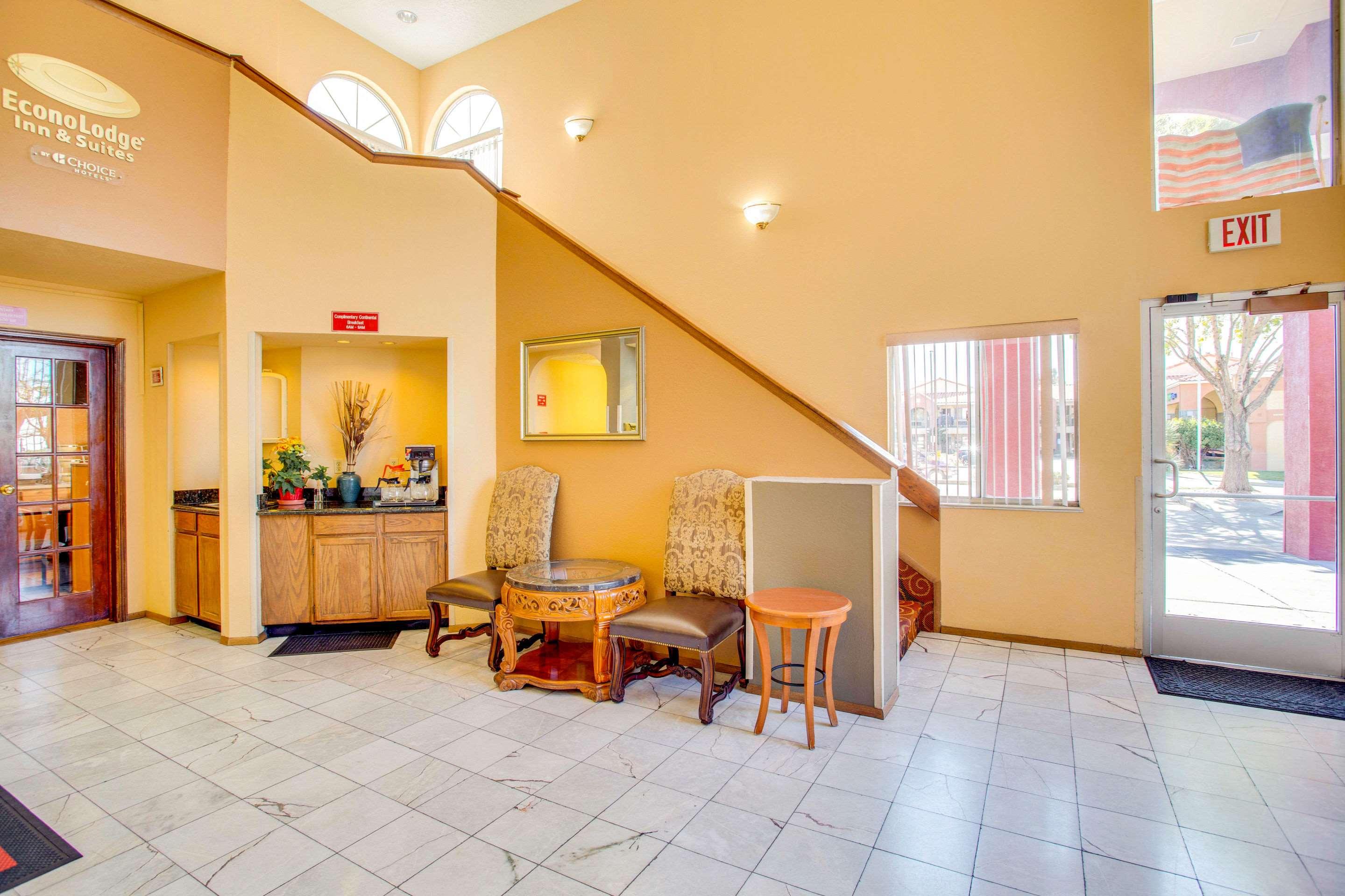 Econo Lodge Inn & Suites — photo 5