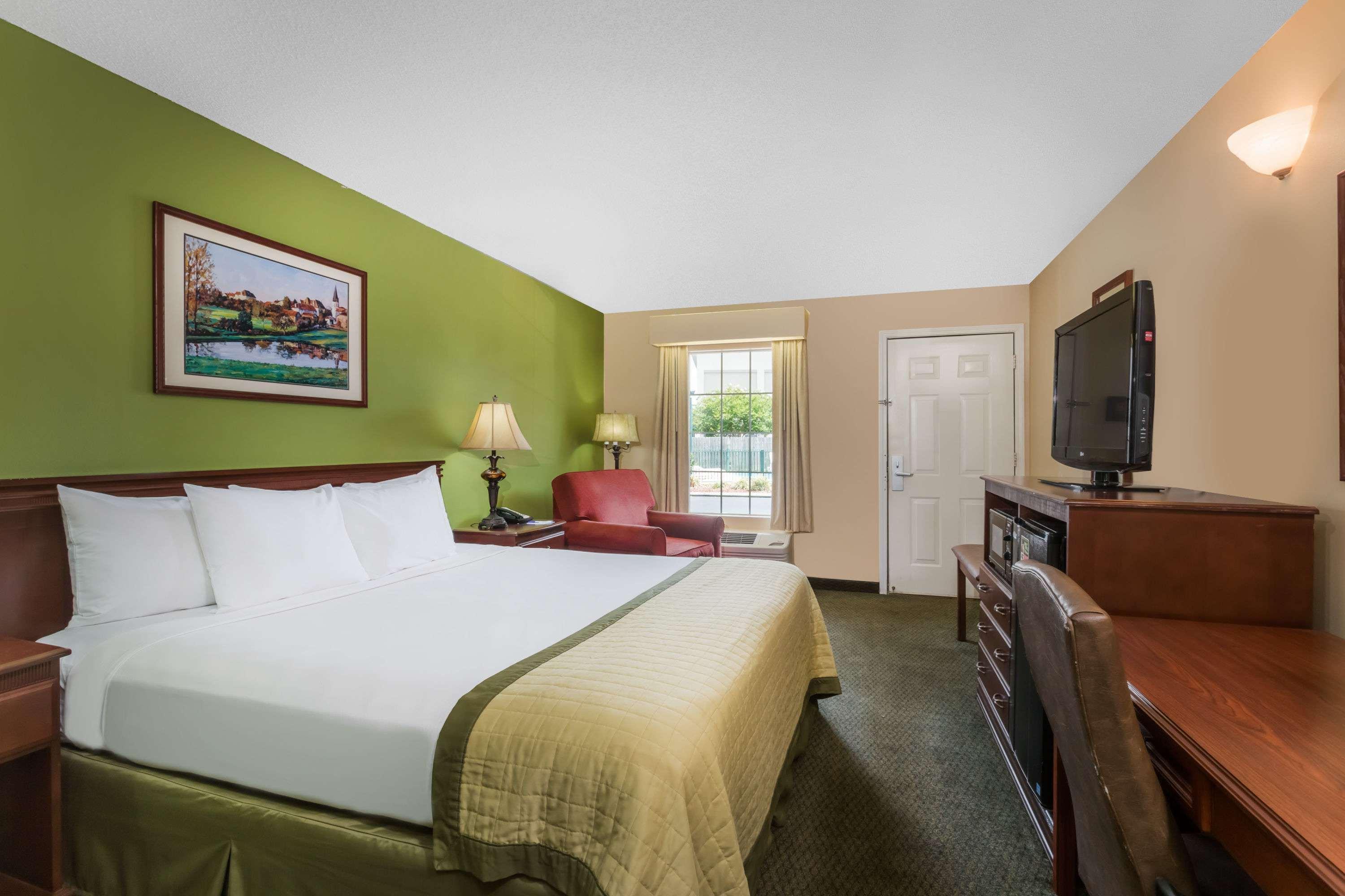 Baymont Inn & Suites Waycross — photo 4