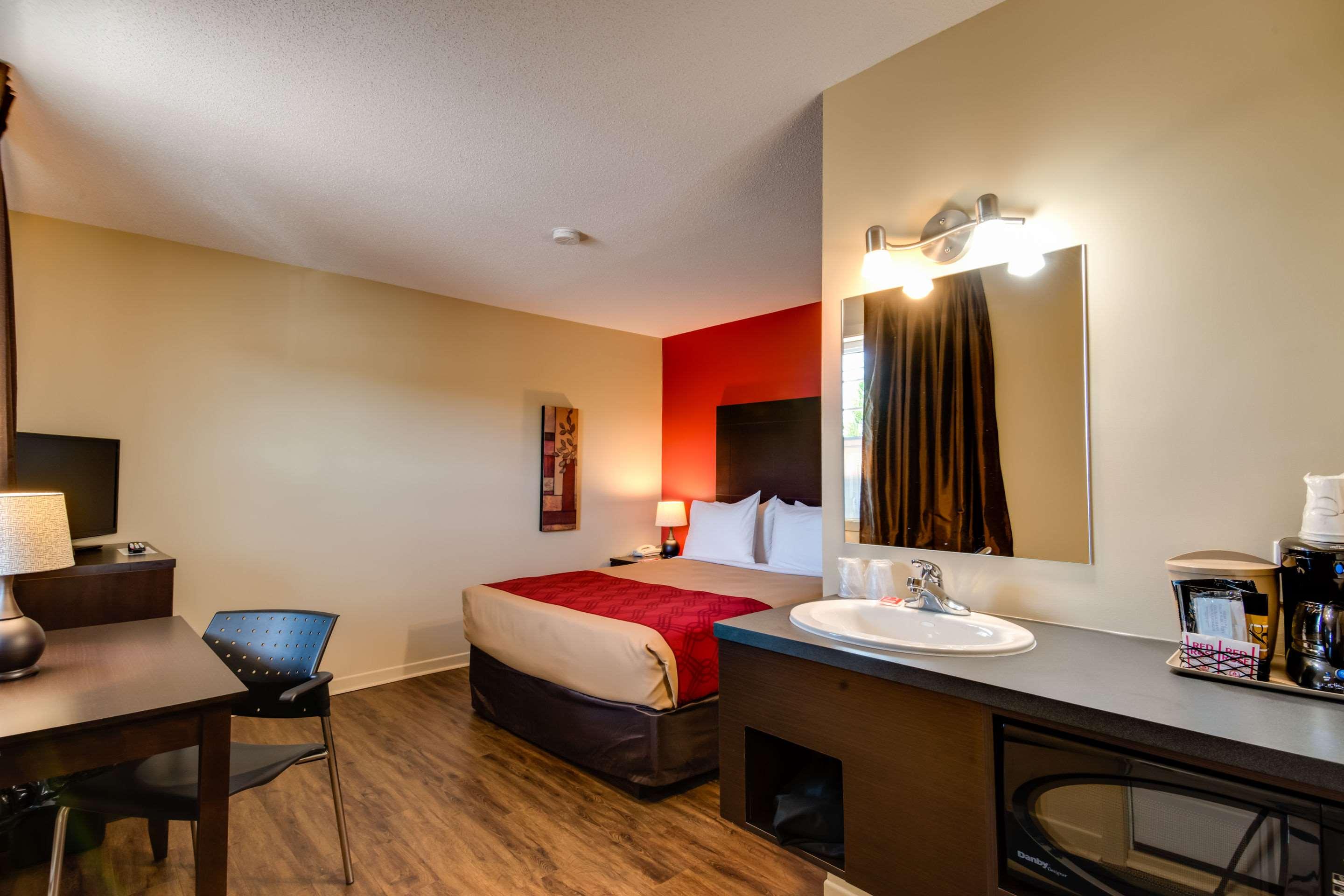 Econo Lodge St. Apollinaire — photo 5