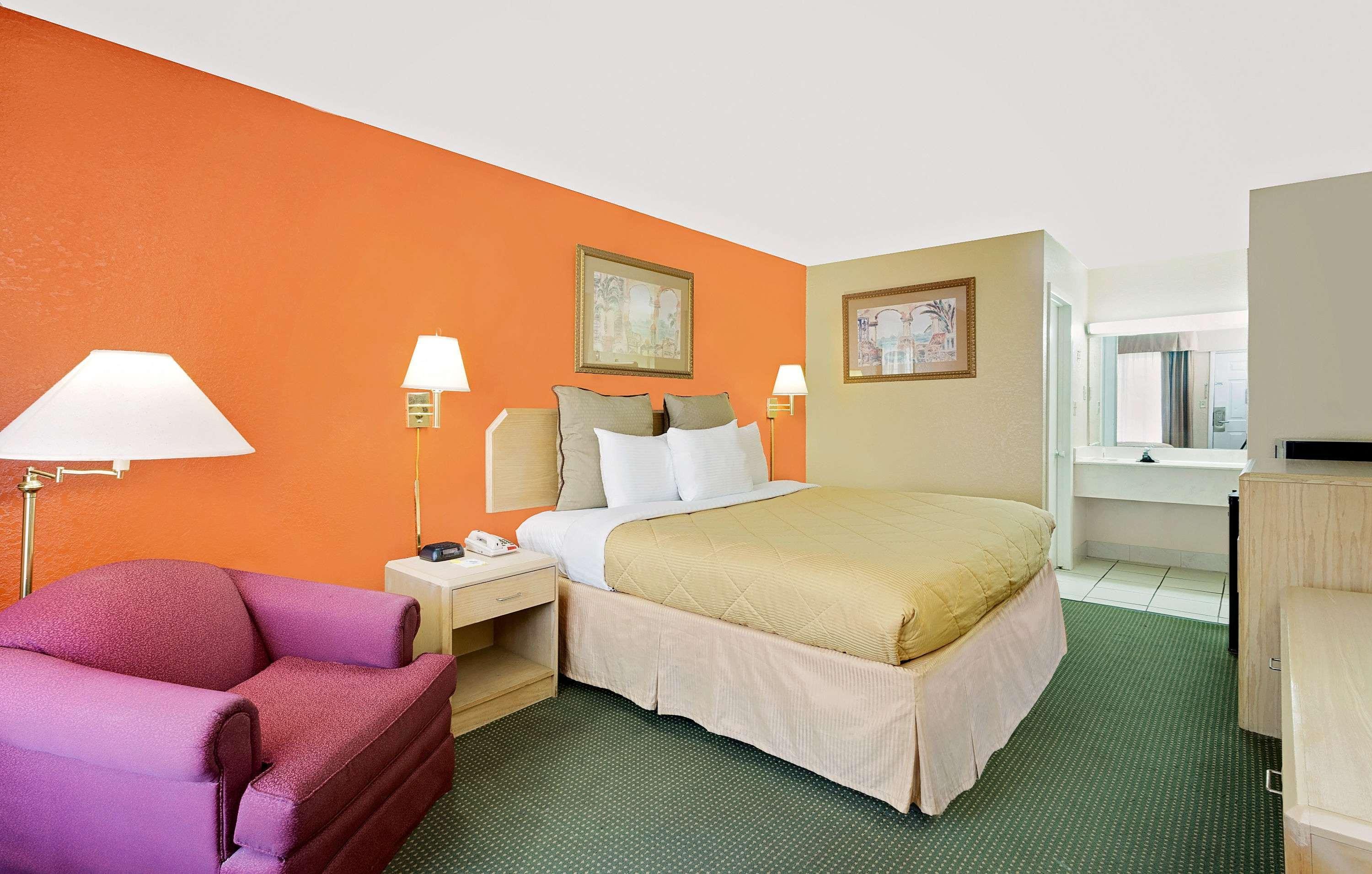 Days Inn by Wyndham Fort Walton Beach — photo 4