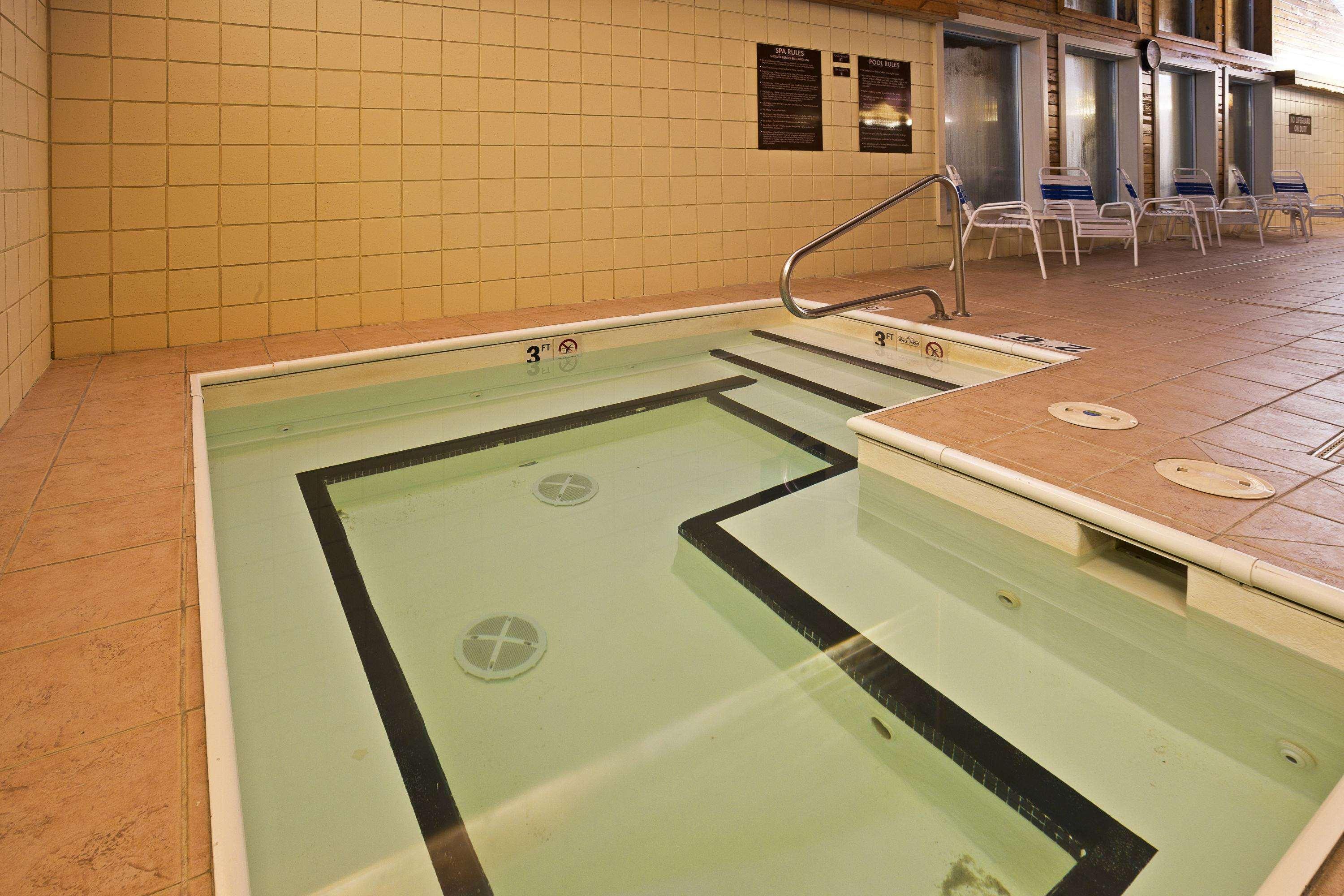 AmericInn Bay City — photo 4