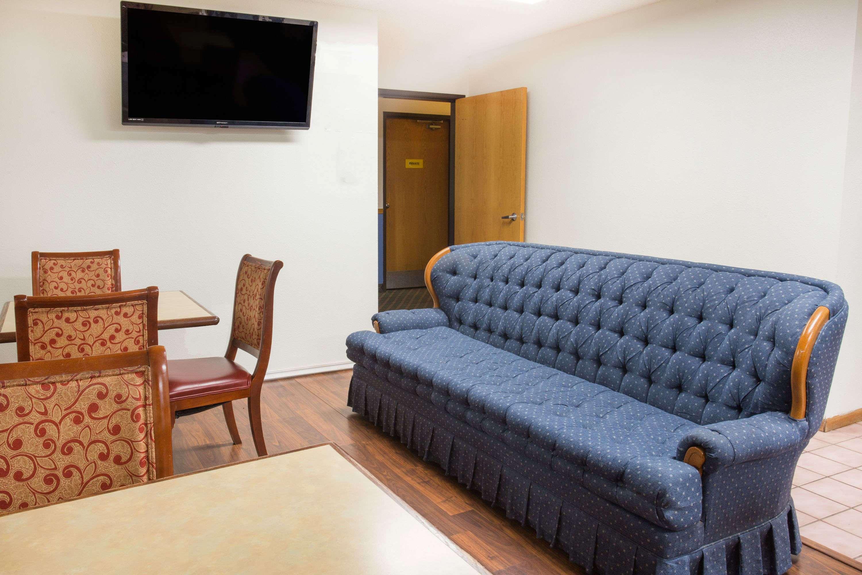 Super 8 by Wyndham Monmouth IL — photo 4